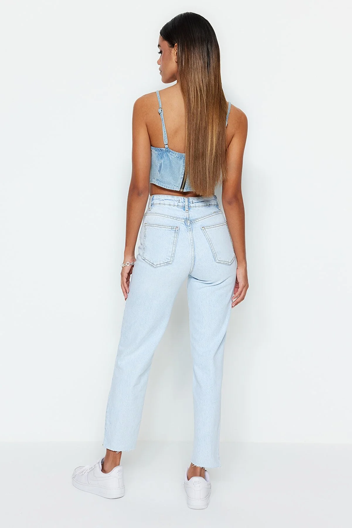 Trendyol Collection  Hellblaue Slim-Mom-Jeans mit hoher Taille TWOSS23JE00094