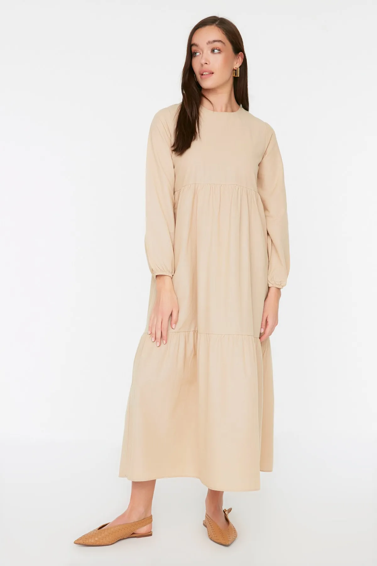 Trendyol Modest  Beiges, gewebtes Kleid aus Baumwolle mit weitem Schnitt und Raffung TCTSS21EL3406