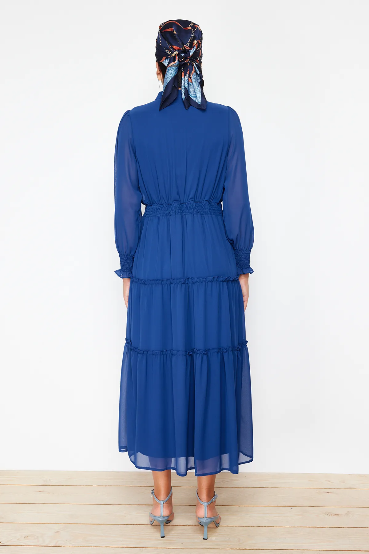 Trendyol Modest  Gefüttertes, gewebtes Chiffon-Hemdkleid mit Indigo-Ärmeln und Gipe-Detail an der Taille TCTSS24EB00046