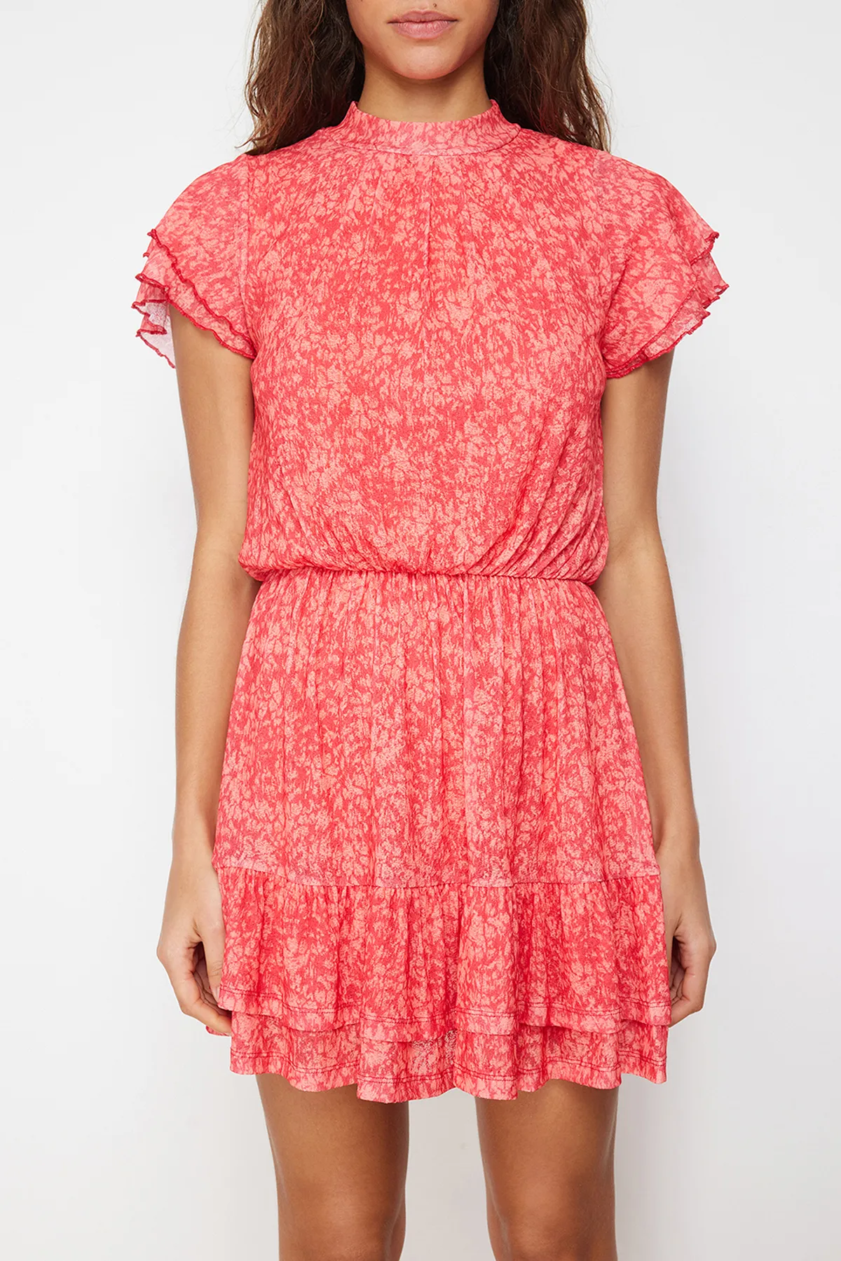 Trendyol Collection  Roter, speziell strukturierter Rock mit Rüschen, Mini, kurzen Ärmeln, Stehkragen, dehnbares Strick-Minikleid TWOSS24EL00485