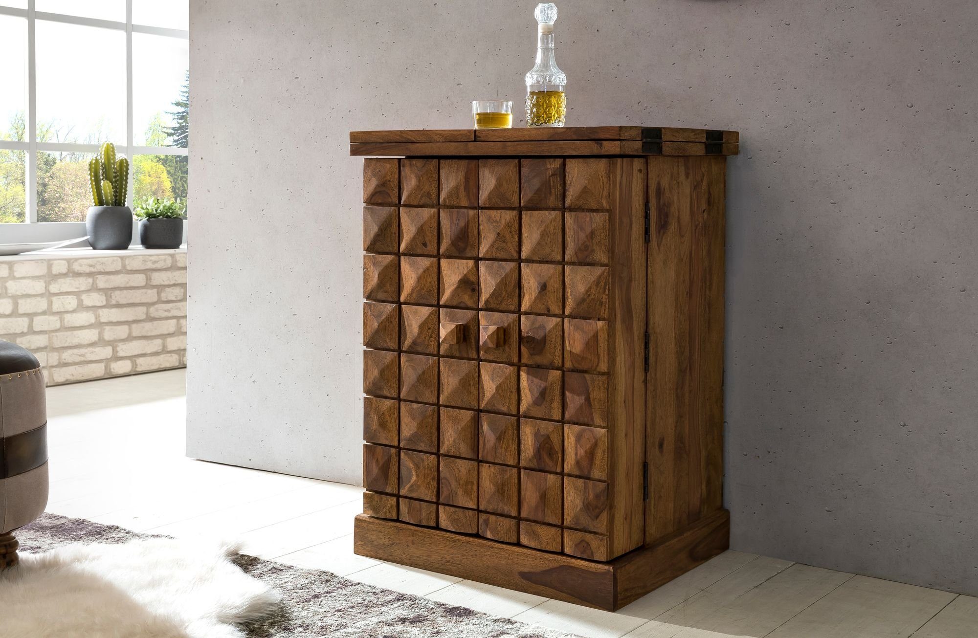 FINEBUY Barschrank SuVa3509_1 (Hausbar Sheesham Massivholz 65x91x50 cm mit Türen) Weinbar Ausklappbar, Barschrank, Kleine Bar Buffet