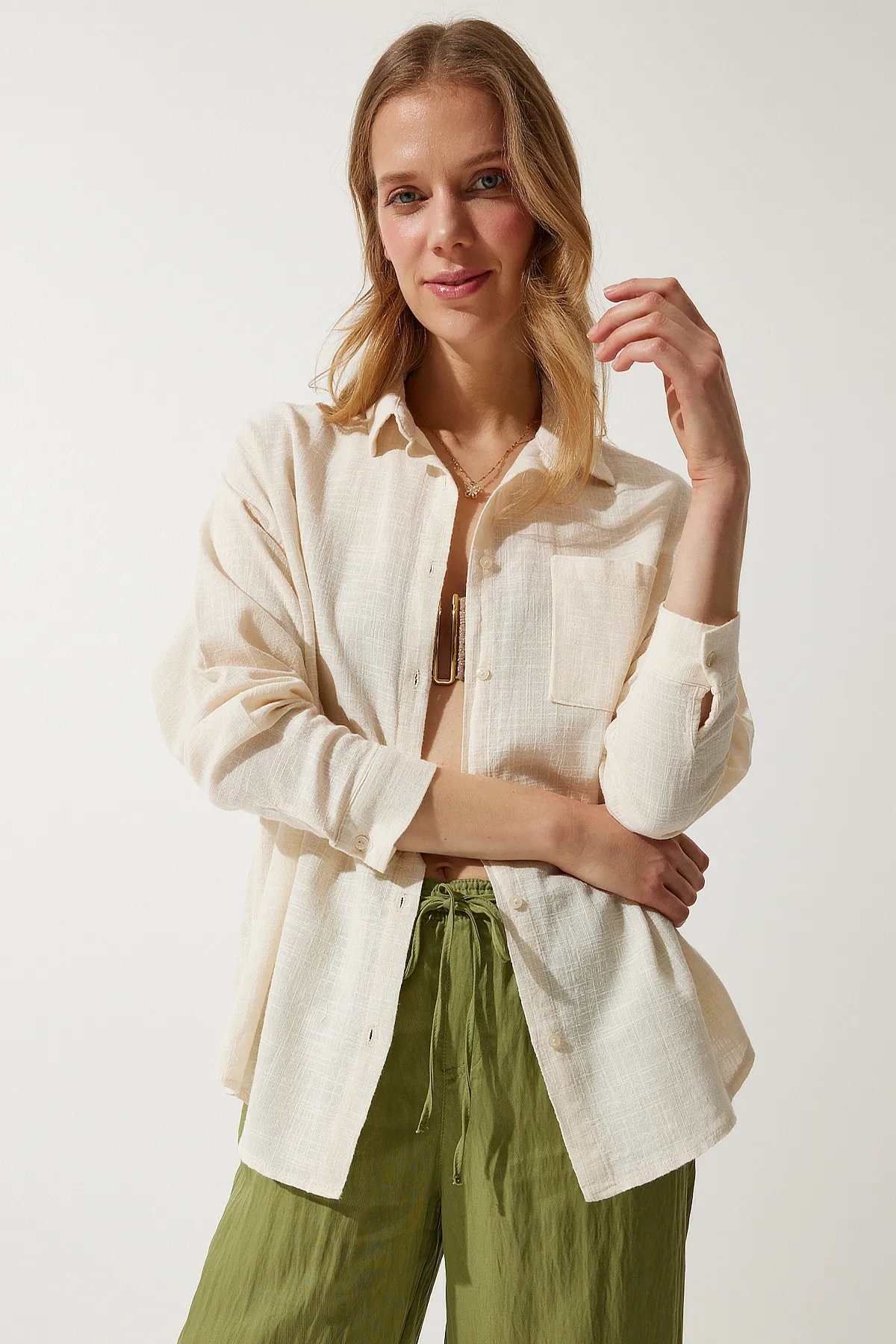 Happiness İstanbul  Cremefarbenes Oversize-Leinenhemd für Damen mit Taschen MX00152