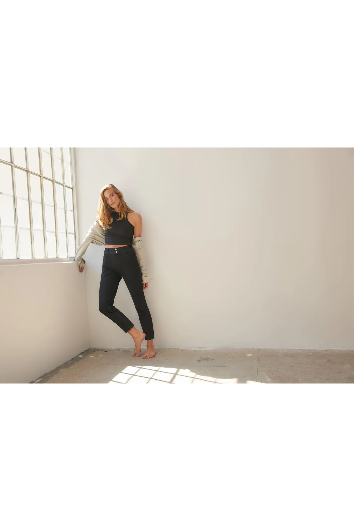 Trendyol Collection  Schwarze, nachhaltigere Mom-Jeans mit hoher Taille und Detail TWOAW23JE00379