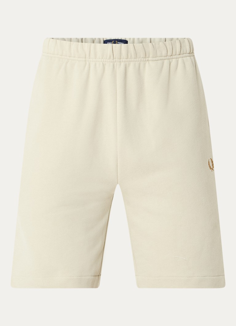 Pantaloni scurți sport Fred Perry culoarea piersicii, croială dreaptă, cu logo brodat.