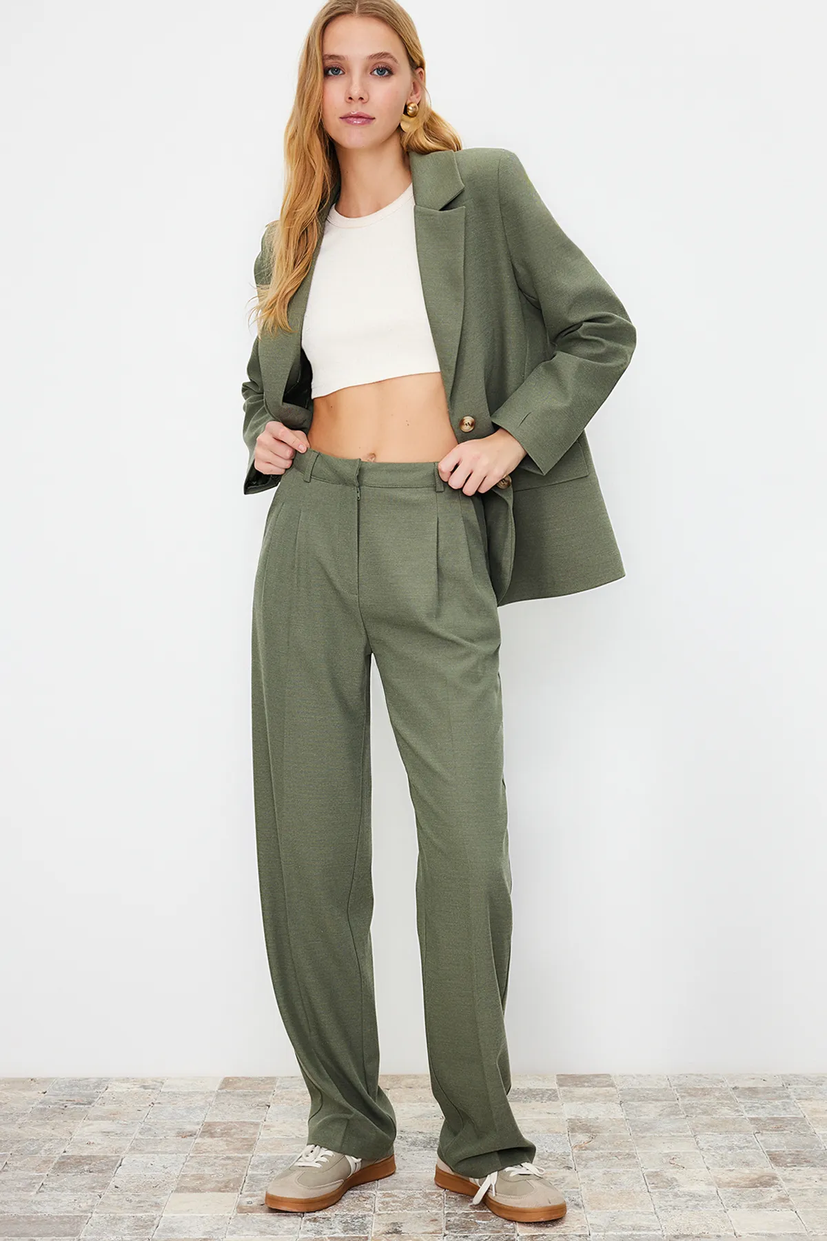 Trendyol Collection  Mintfarbene, gerade/gerade geschnittene, plissierte Webhose in limitierter Auflage TWOAW23PL00401