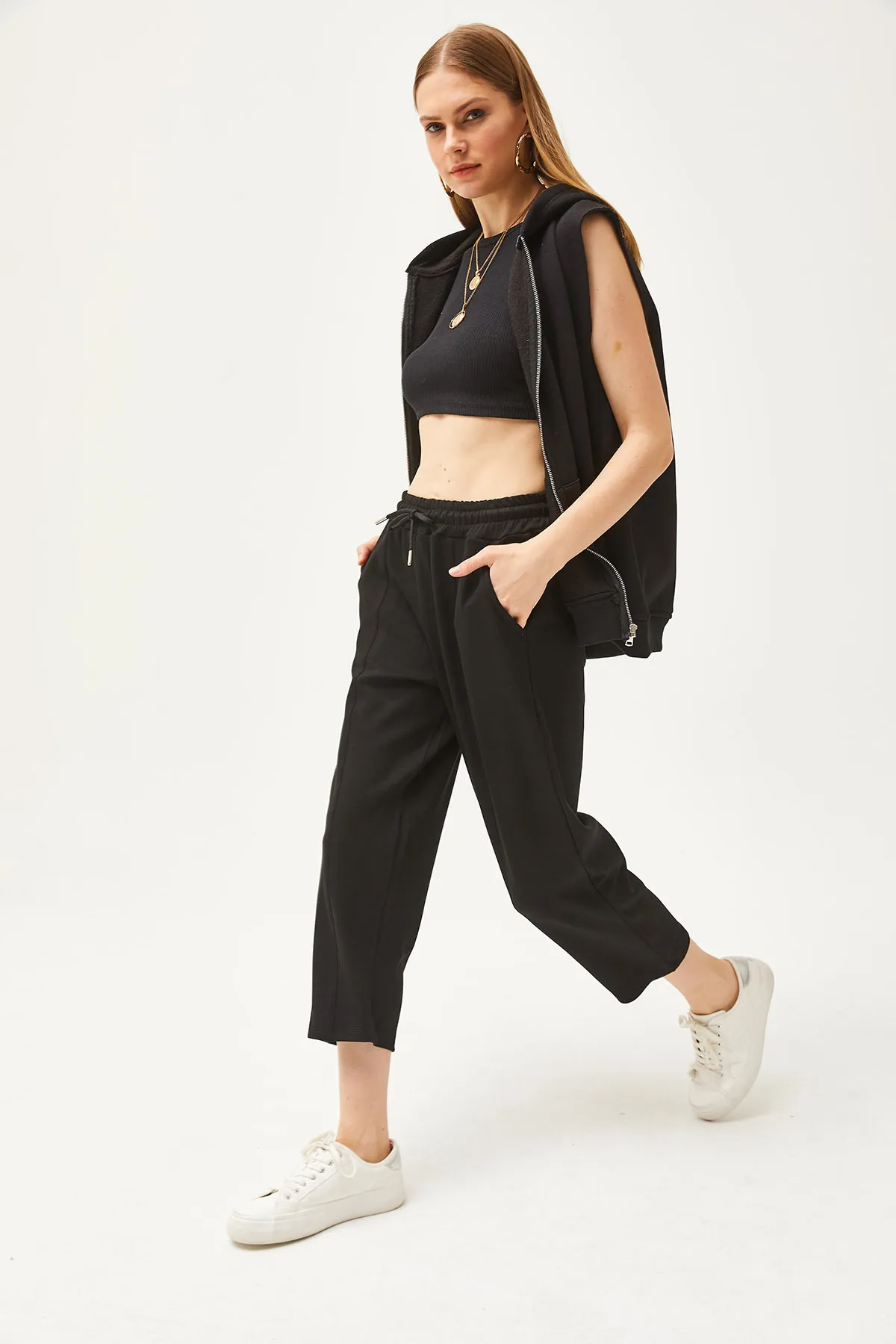 Olalook  Schwarze, weich strukturierte Modal-Jogginghose für Damen mit Taschennähten EŞF-00000069