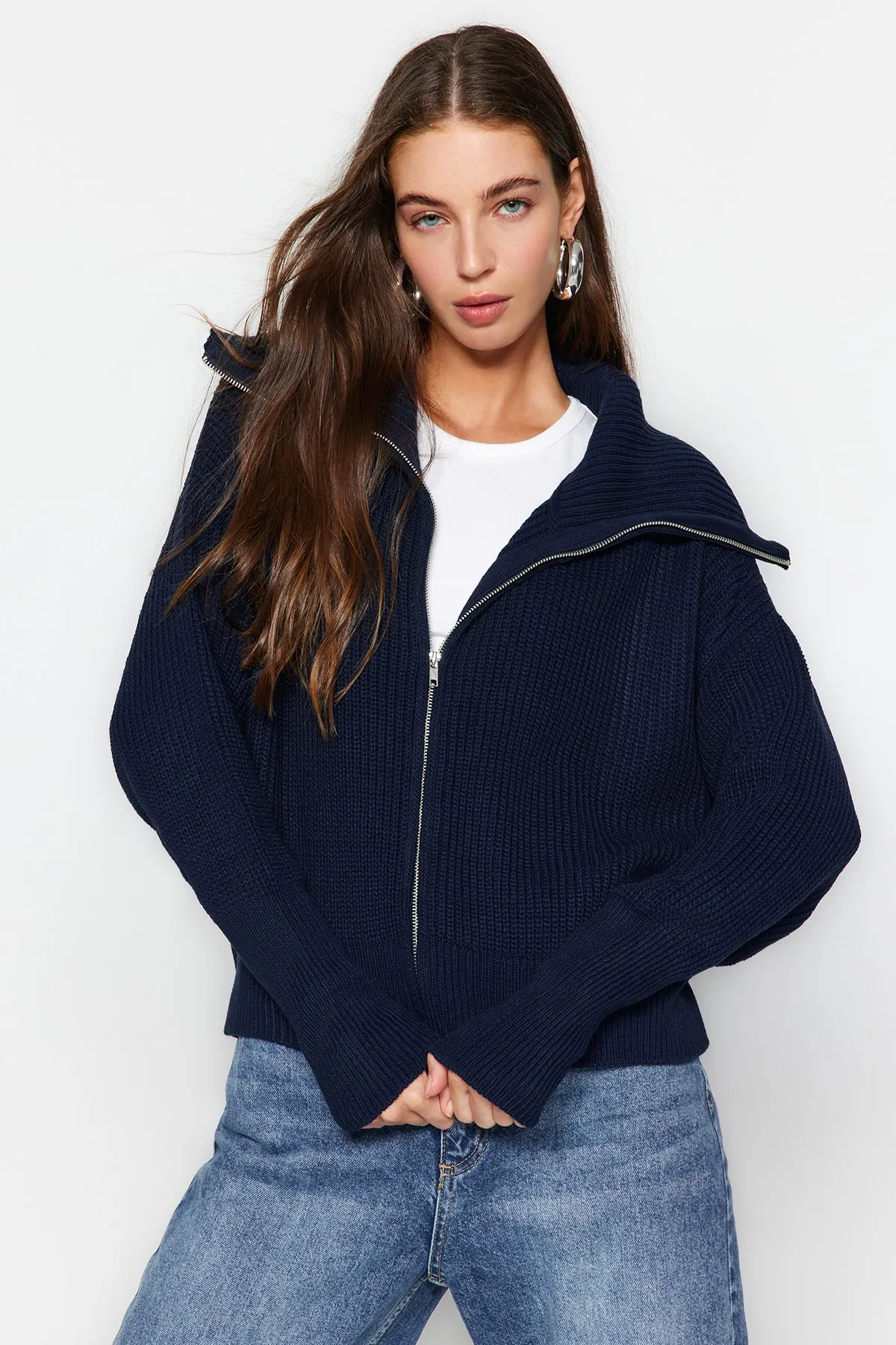 Trendyol Collection  Marineblauer Strick-Cardigan mit Degaje-Kragen und Reißverschluss TWOAW24HI00072