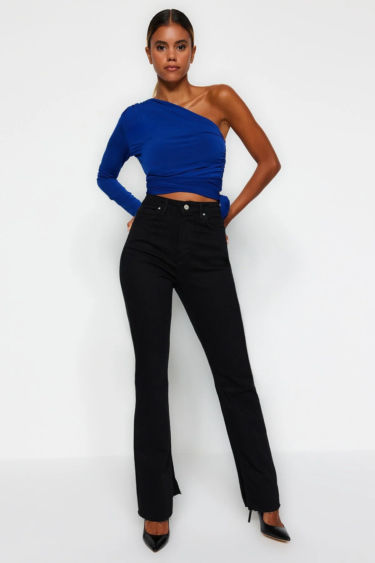 Trendyol Collection  Schwarze Schlagjeans mit Schlitz und hoher Taille TWOAW22JE0382