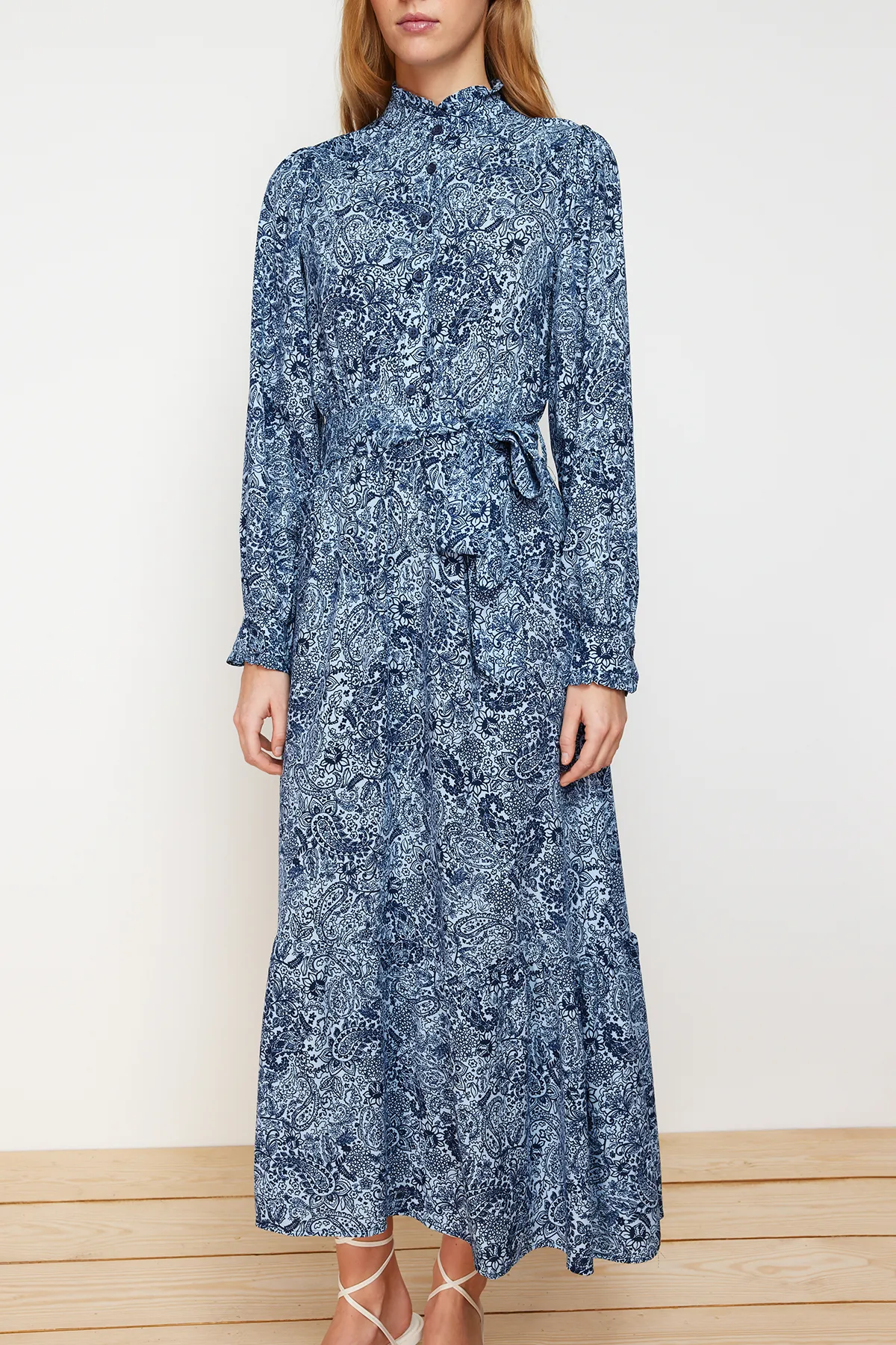 Trendyol Modest  Blaues, geblümtes Viskose-Webkleid TCTSS24EB00074
