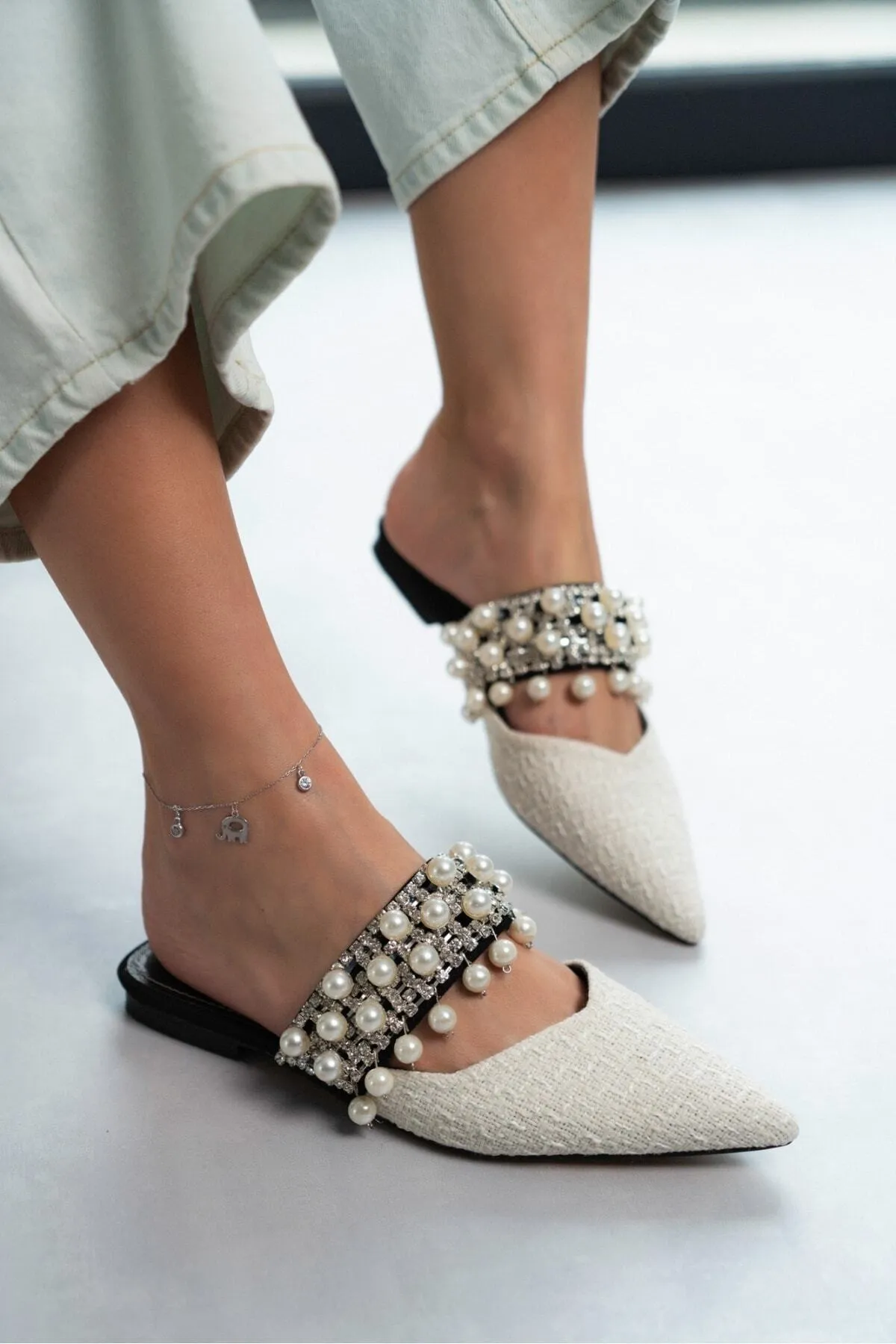 NİŞANTAŞI SHOES  Weiße Fomax-Damenhausschuhe mit Kelim-Perlendetail und Absatz