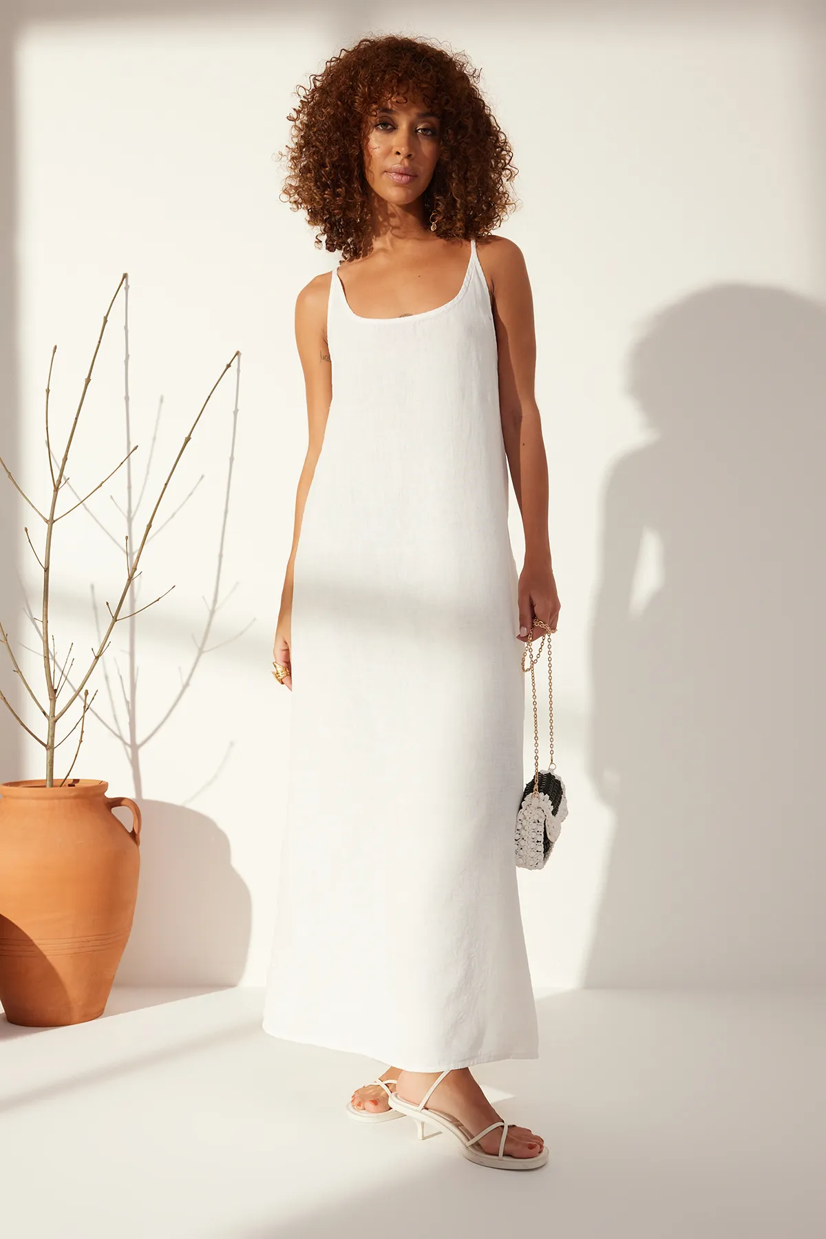 Trendyol Collection  Weißes Maxikleid aus 100 % Leinen mit detaillierter Rückseite TWOSS24EL00668