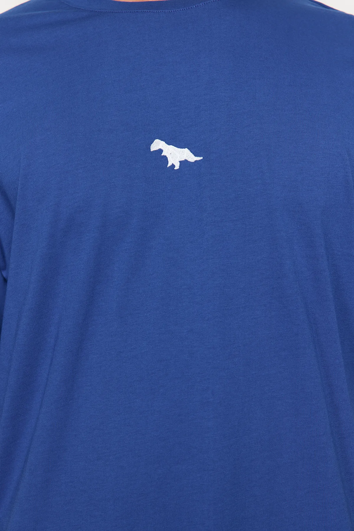 Trendyol Collection  Indigofarbenes, übergroßes/weit geschnittenes, kurzärmliges, mit Dinosauriern besticktes T-Shirt aus 100 % Baumwolle TMNSS23TS00243