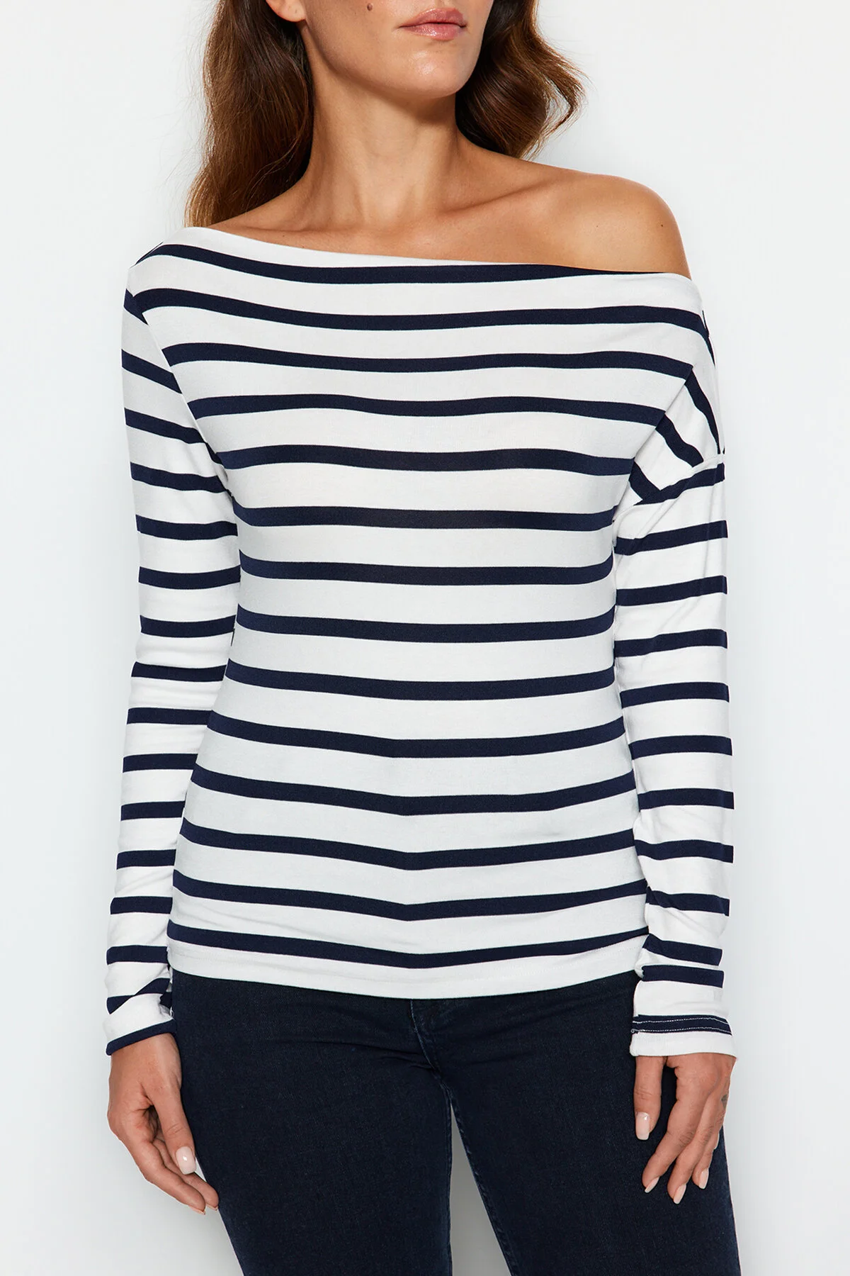 Trendyol Collection  Marineblaue gestreifte Strickbluse aus hochwertigem, weichem Stoff mit U-Boot-Ausschnitt TWOAW24BZ00227