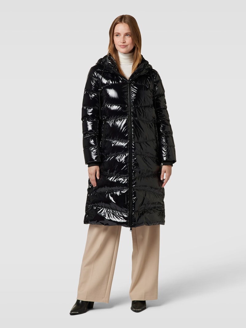 Daunenmantel mit Label-Patch in schwarz