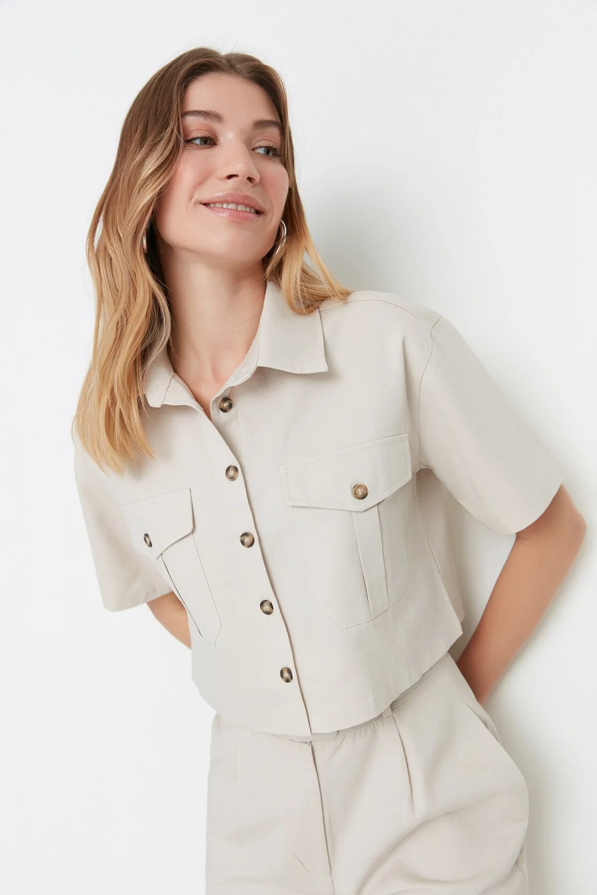 Trendyol Collection  Gewebtes Hemd mit Taschendetail in Stein – Kurzarm, normale Passform TWOSS22GO0654