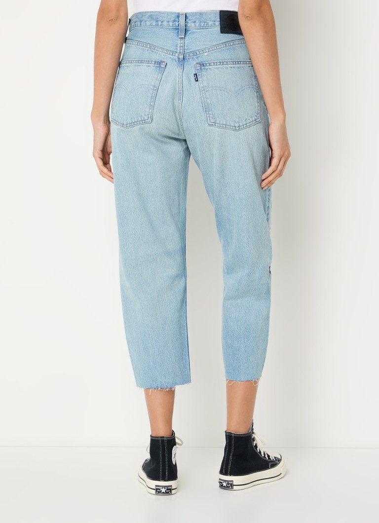 Blugi Levi's Barrel, croială lejeră, croiți, cu talie înaltă, într-o culoare deschisă.