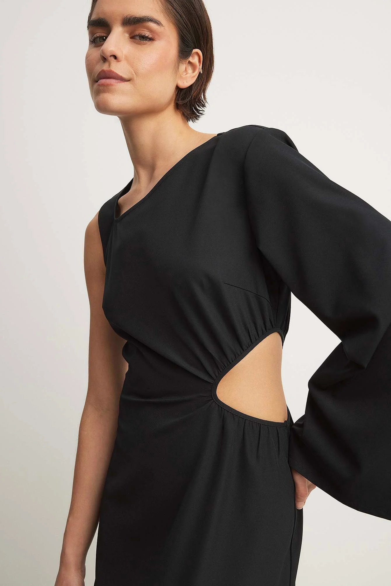 Einärmeliges Midikleid mit Cut-Out