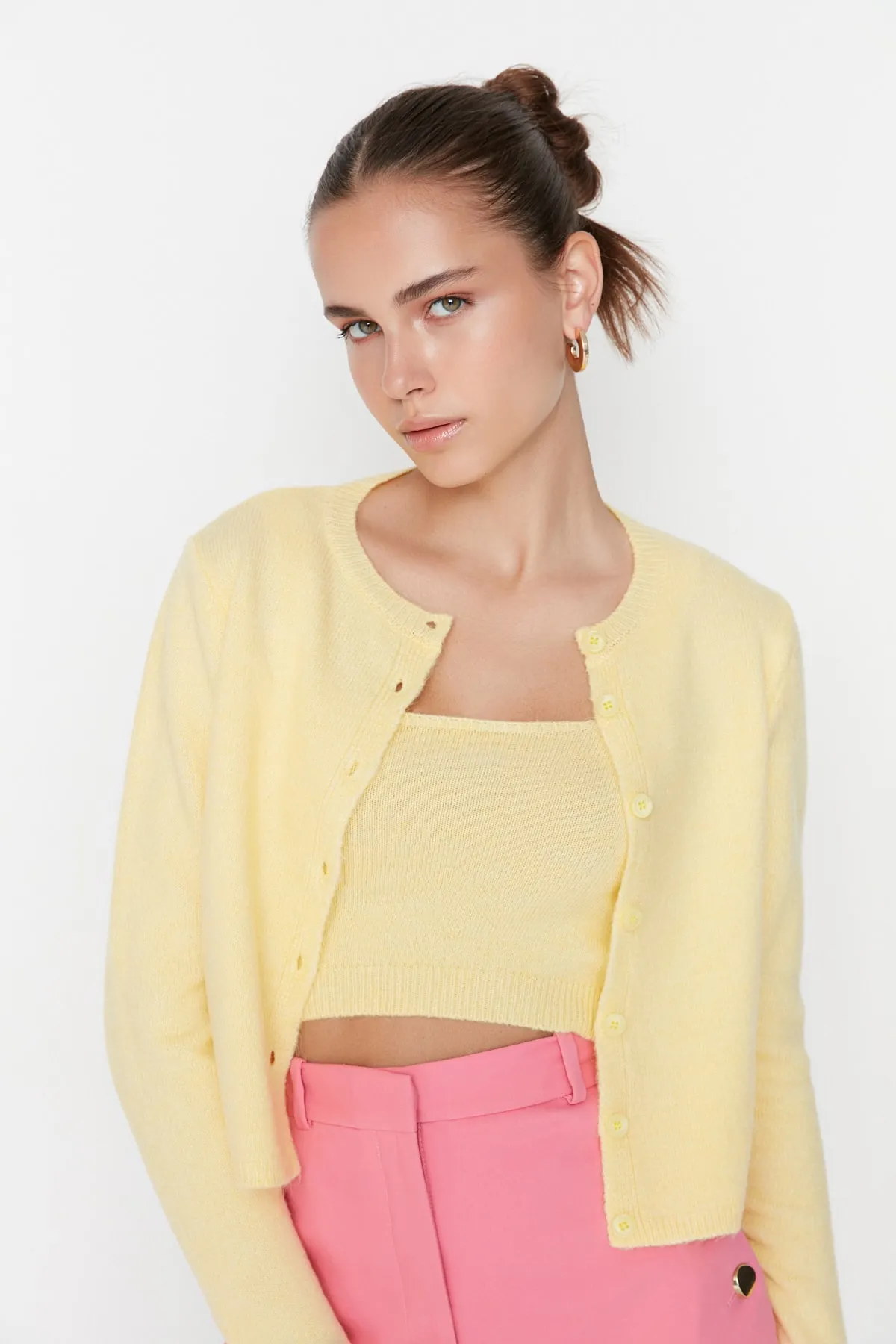 Trendyol Collection  Gelbes, kurzes Strickset mit Bluse und Strickjacke mit Knopfleiste TWOAW21HI0107