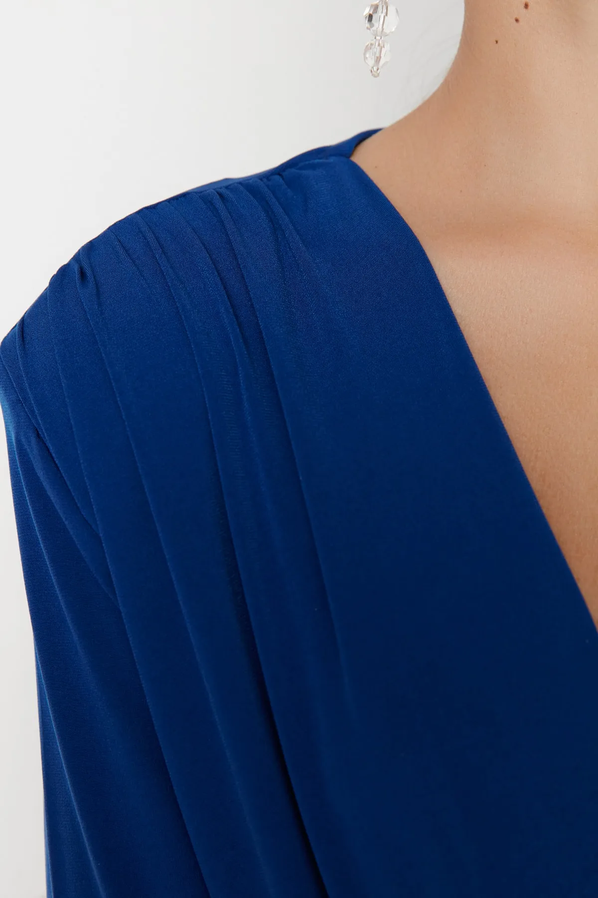 Trendyol Collection  Saks Zweireihiger Strick-Bodysuit mit V-Ausschnitt TPRAW22BD0161