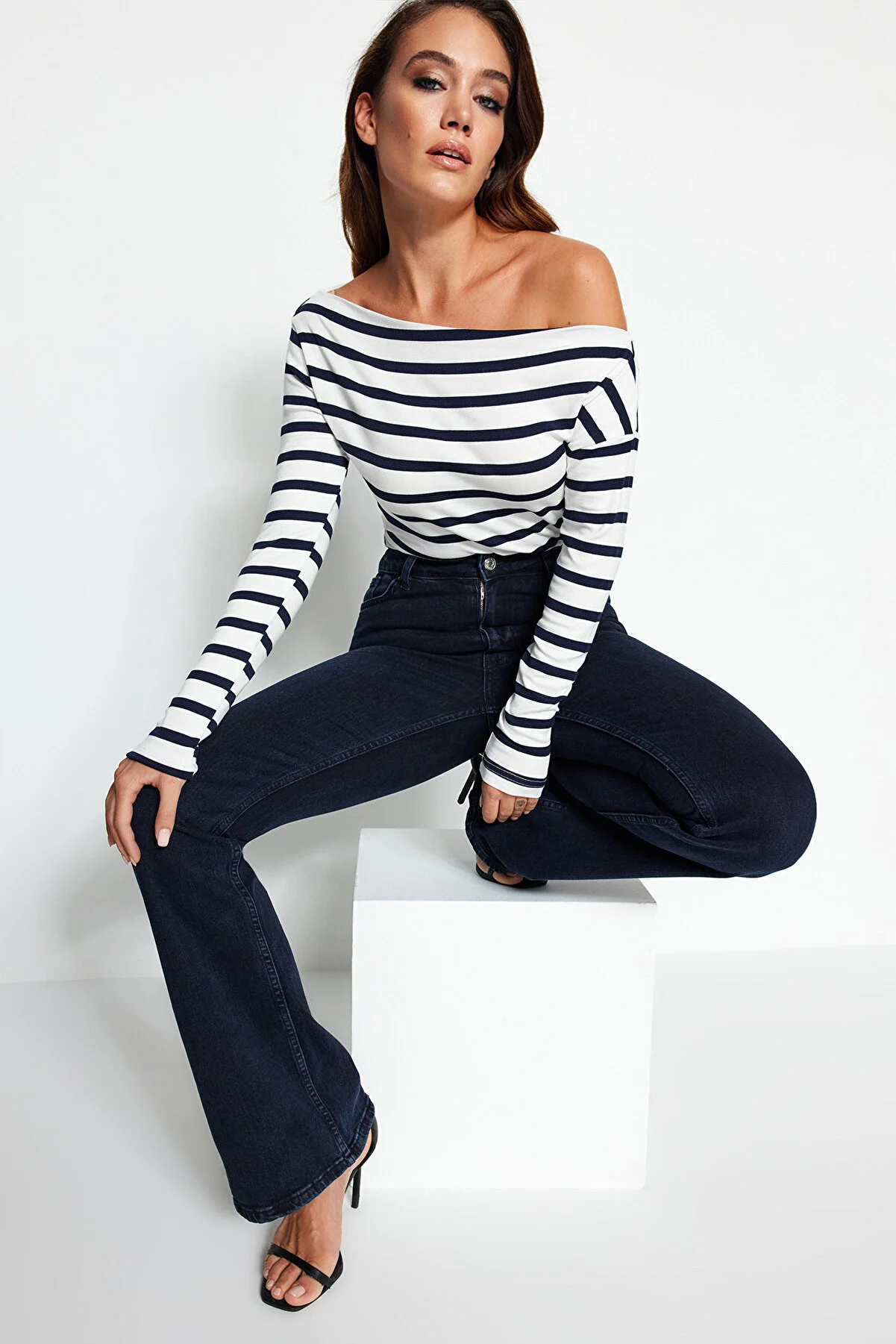 Trendyol Collection  Marineblaue gestreifte Strickbluse aus hochwertigem, weichem Stoff mit U-Boot-Ausschnitt TWOAW24BZ00227