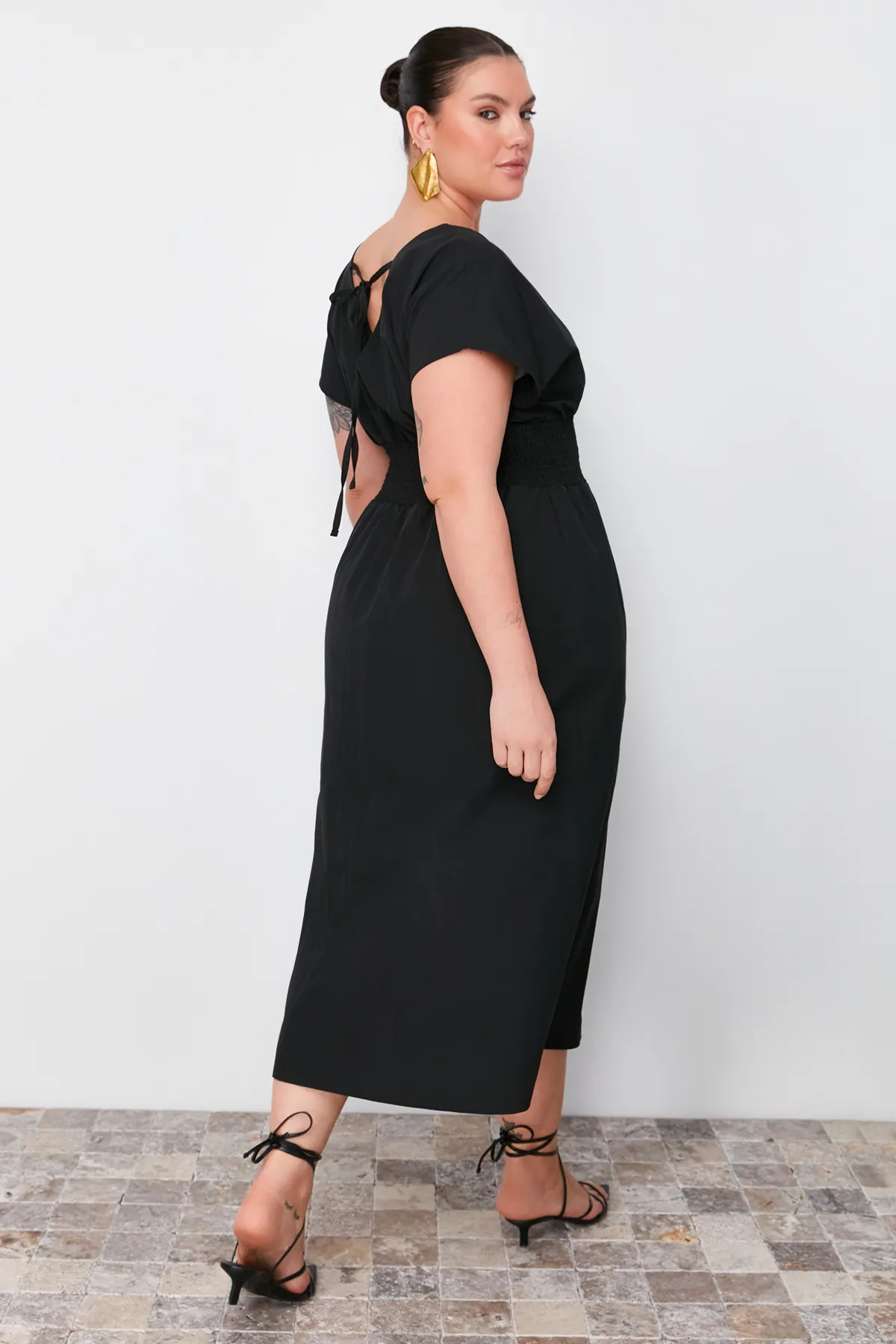 Trendyol Curve  Schwarzes gewebtes Kleid mit V-Ausschnitt und geraffter Taille TBBSS24AH00071