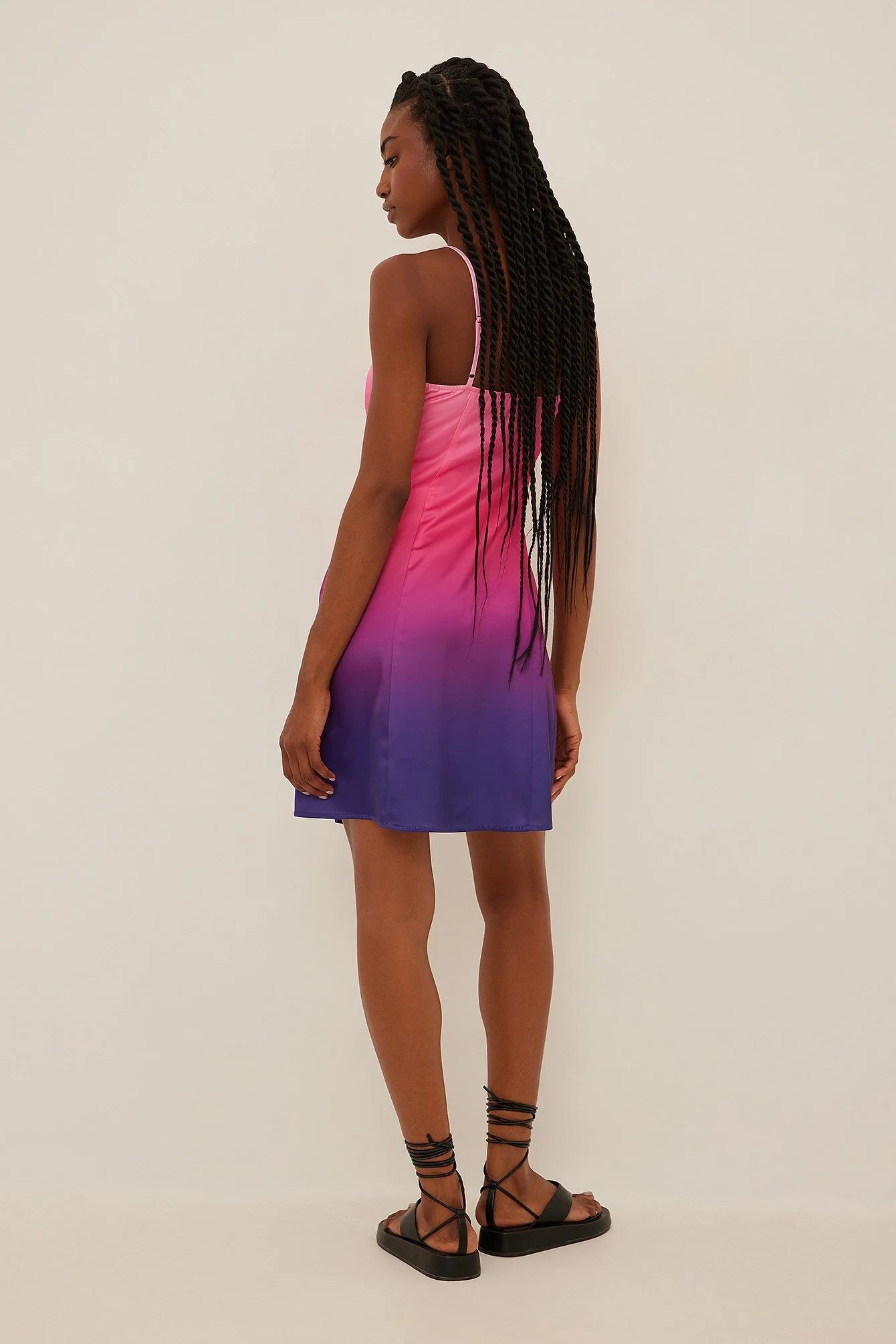Satin-Minikleid mit Kristall-Details