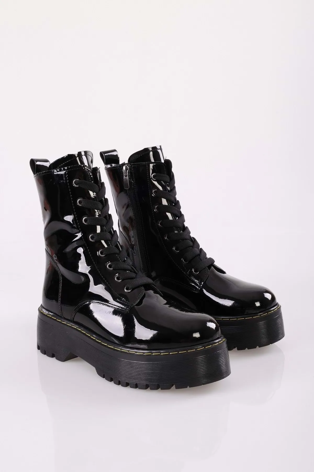 Shoeberry  Damen-Schnürstiefel Martin aus schwarzem Lackleder mit dicker Sohle