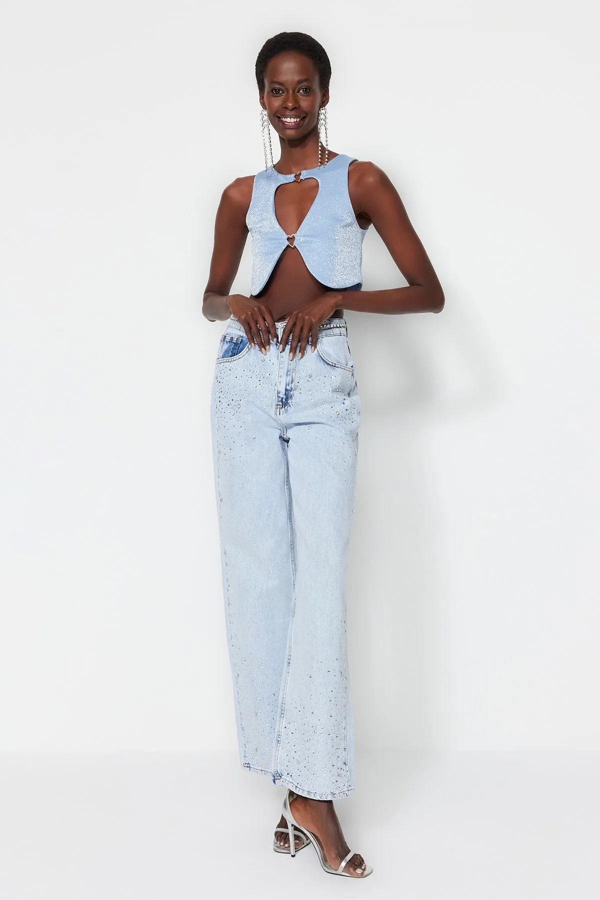 Trendyol Collection  Blaues Crop-Strick-Bustier mit Fenster/Ausschnitt und detailliertem Accessoire TPRSS23BS00044