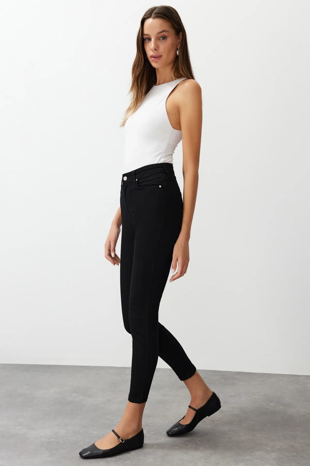 Trendyol Collection  Lichtechte schwarze Skinny-Jeans mit hoher Taille TWOSS19LR0279