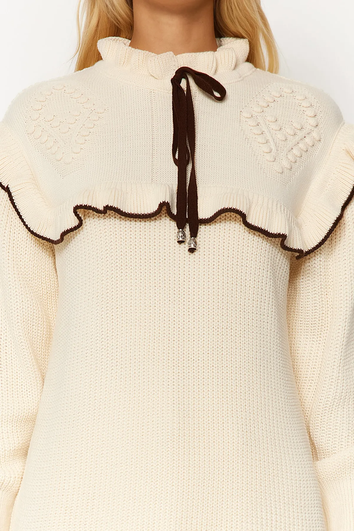 Trendyol Modest  Cremefarbener Strickpullover mit schwarzen Paspeln TCTAW24AK00171
