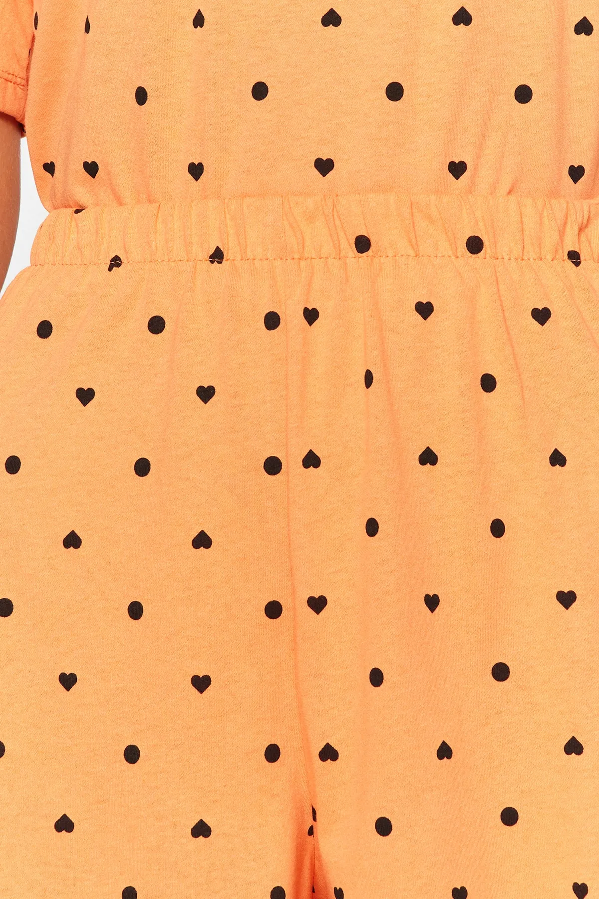 Trendyol Collection  Orange-mehrfarbiges gestricktes Pyjama-Set mit T-Shirt und Shorts aus 100 % Baumwolle mit Herzmuster THMSS21PT1485