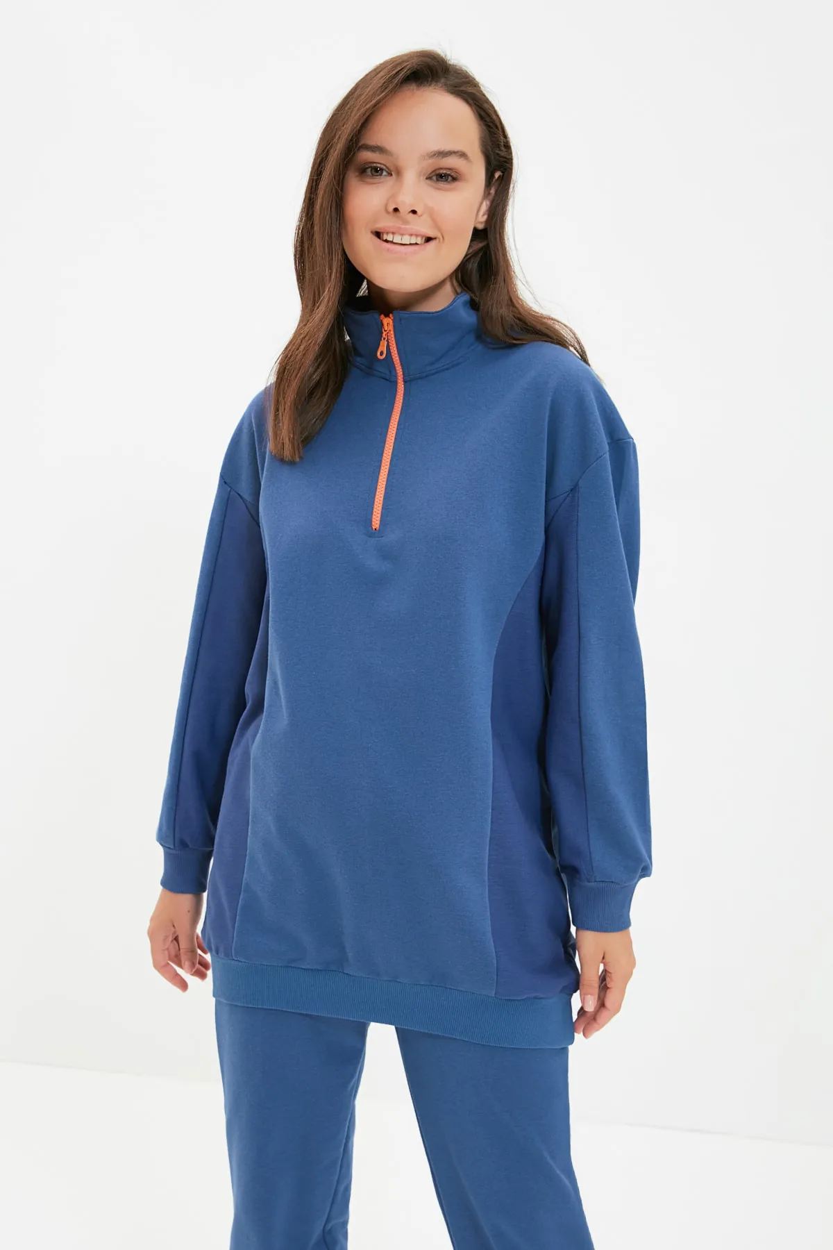 Trendyol Modest  Marineblauer Stehkragen, Reißverschluss, Farbblock, weiche, flauschige Innenseite, dickes Strick-Trainingsanzug-Set TCTAW22EN0041