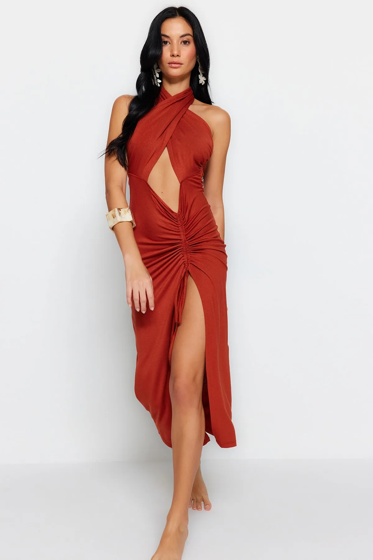 Trendyol Collection  Braunes, tailliertes, gestricktes Maxi-Strandkleid mit Ausschnitten und Fenstern TBESS23EL00229