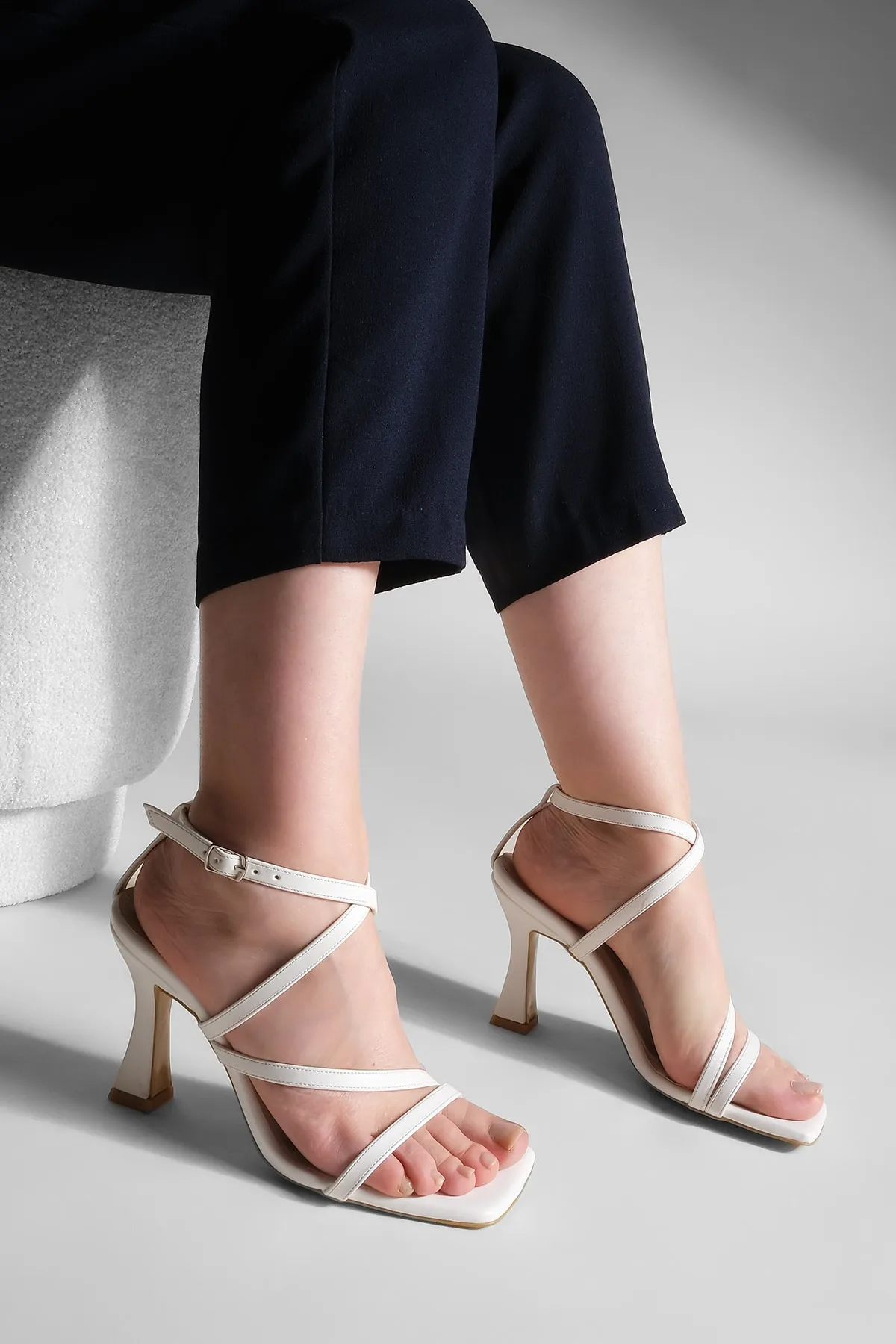 Marjin  Damenschuhe mit Absatz, stumpfe Zehenpartie, dicker Absatz, Knöchelriemen, Sandalen mit Absatz, Lerve weiß