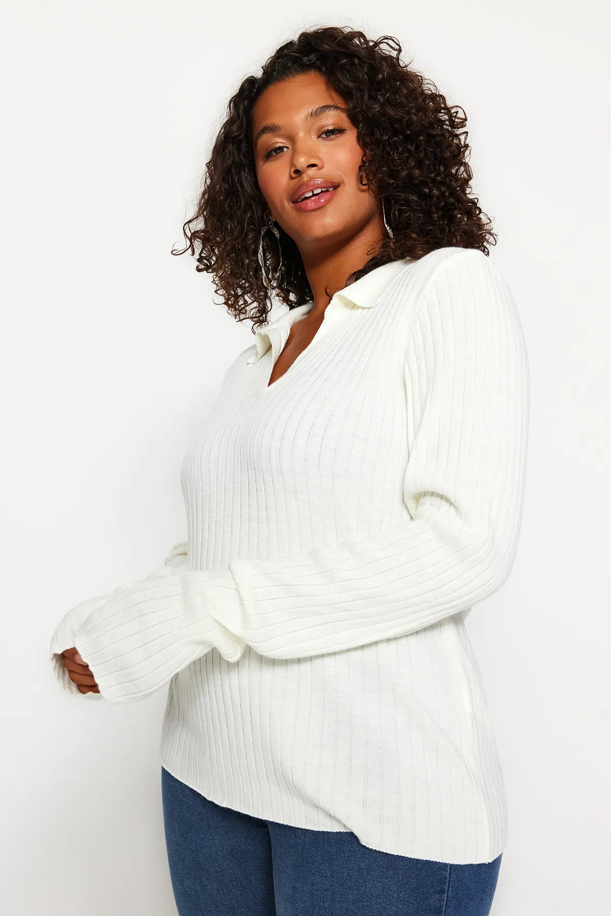 Trendyol Curve  Ecrufarbener Strickpullover mit Polokragen und Ärmeldetail TBBAW24AN00048