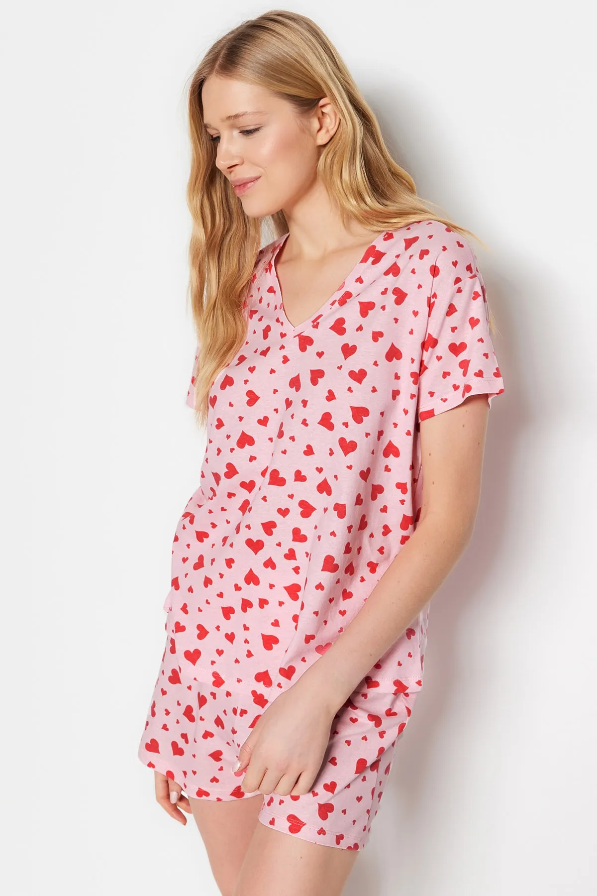 Trendyol Collection  Rosa gestricktes Pyjama-Set mit T-Shirt und Shorts aus 100 % Baumwolle mit Herzmuster THMSS23PT00013