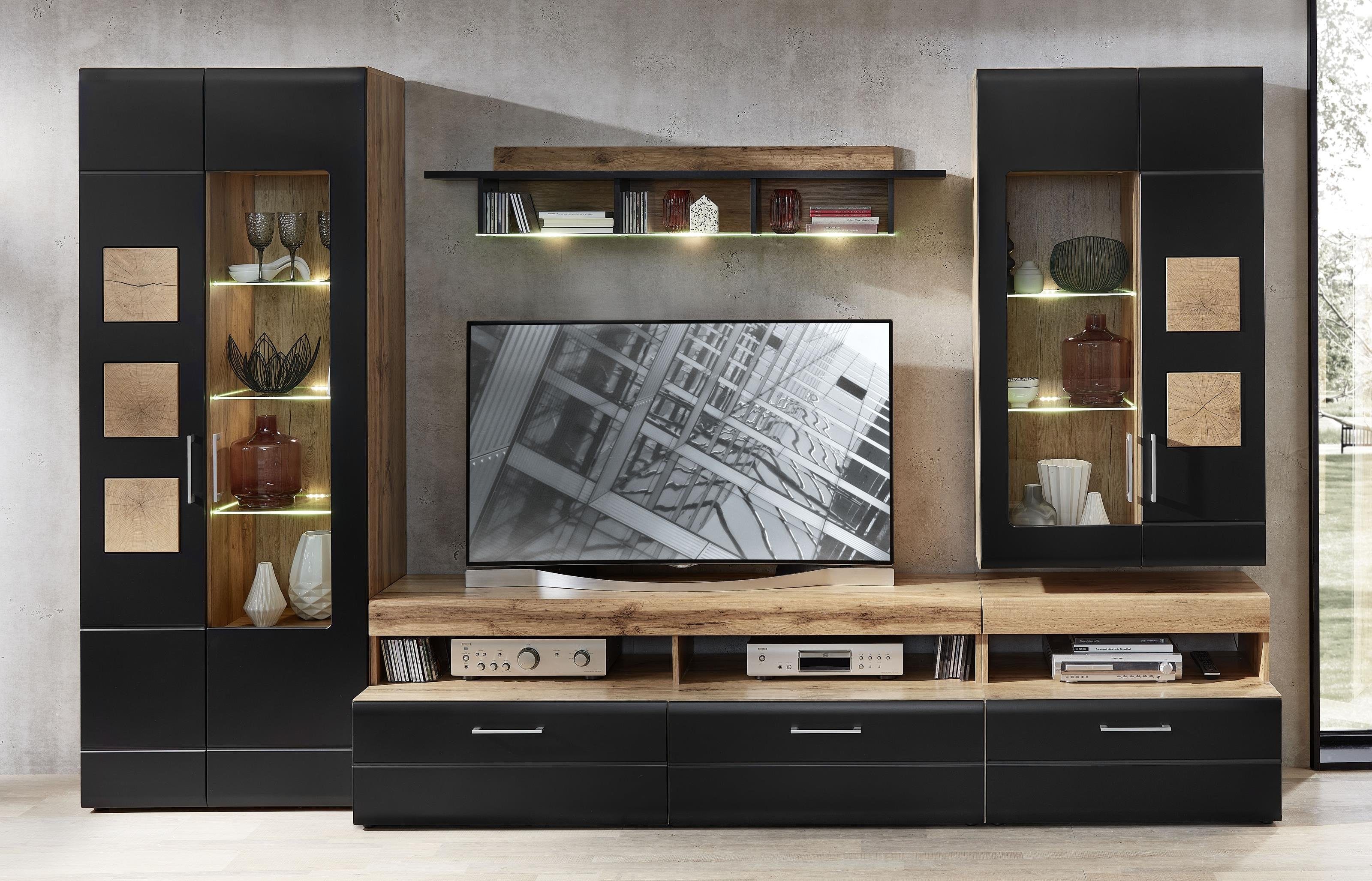 möbelando Wohnwand Sidonia, (5-St), Moderne Wohnwand. Korpus aus MDF in Eiche Altholz Nachbildung, Front in Lack Laminat schwarz supermatt, Griffe in chrom matt und Absetzung in Hirnholz Nachbildung