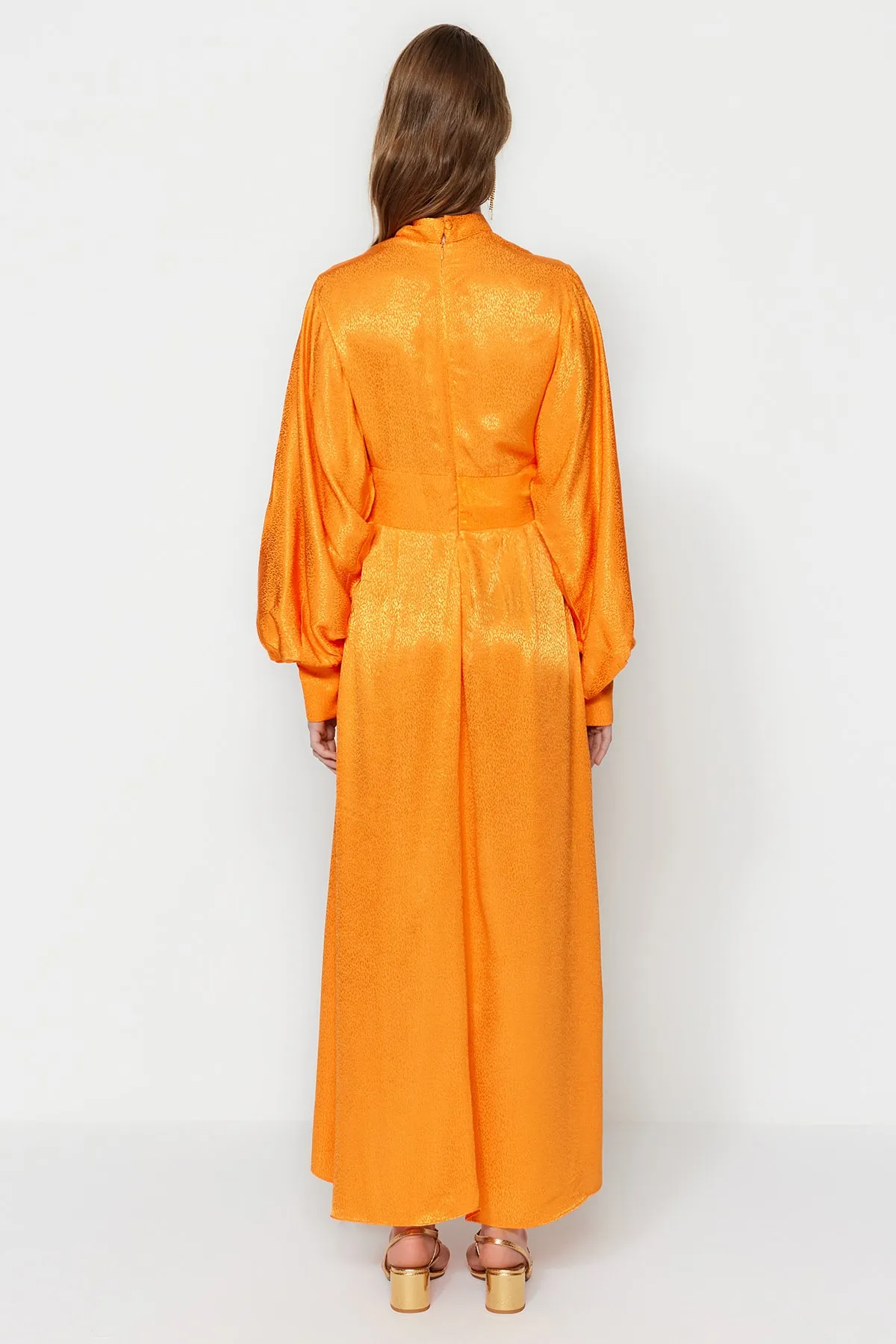 Trendyol Modest  Orangefarbenes Abendkleid mit Ballonärmeln und drapierter Taille, selbstgemustert TCTSS23DB00017