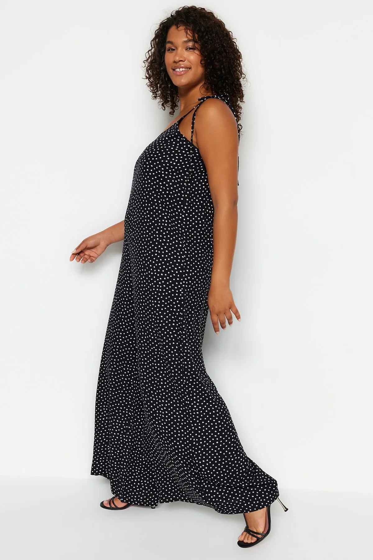 Trendyol Curve  Schwarzer, gewebter Overall mit Blumenmuster TBBSS23BG00002