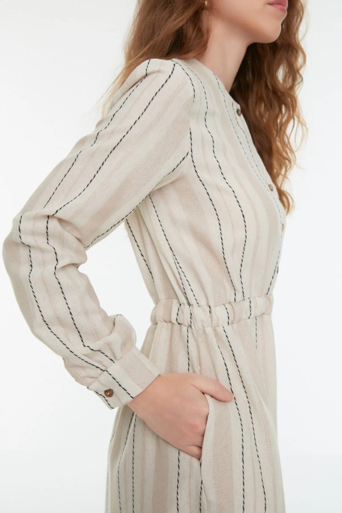Trendyol Modest  Beiges gestreiftes Kleid aus Leinenmischung mit Knopfleiste und elastischer Taille TCTSS22EB0236