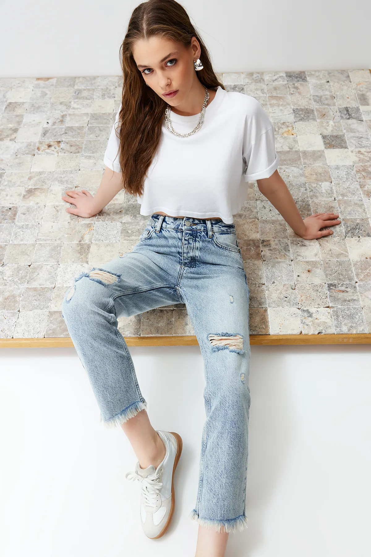 Trendyol Collection  Blaue, zerrissene, detaillierte, gerade Jeans mit hoher Taille TWOSS24JE00178