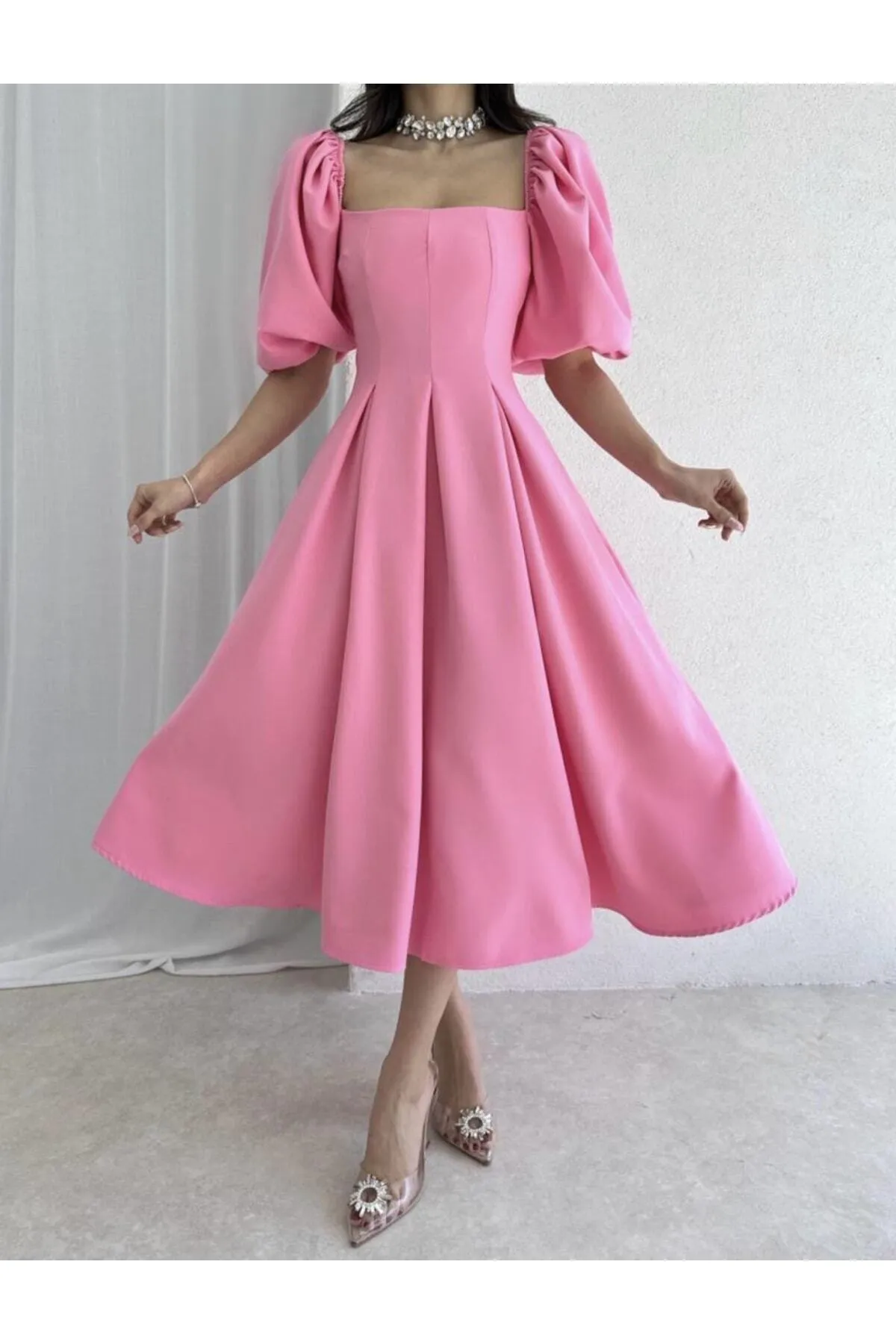 Afiş Butik  Rosafarbenes, plissiertes Midikleid mit quadratischem Ausschnitt und Ballonärmeln