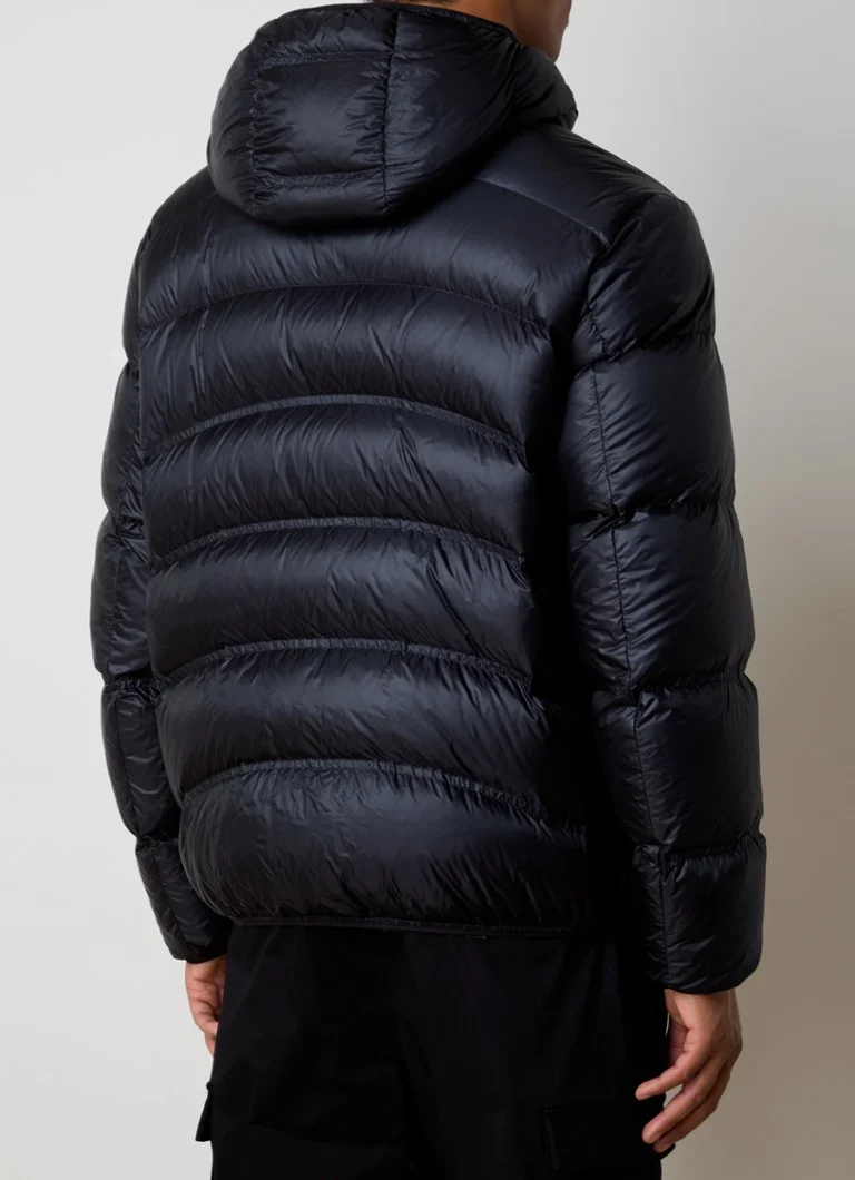 Jachetă matlasată Moncler cu glugă și puf de gâscă.