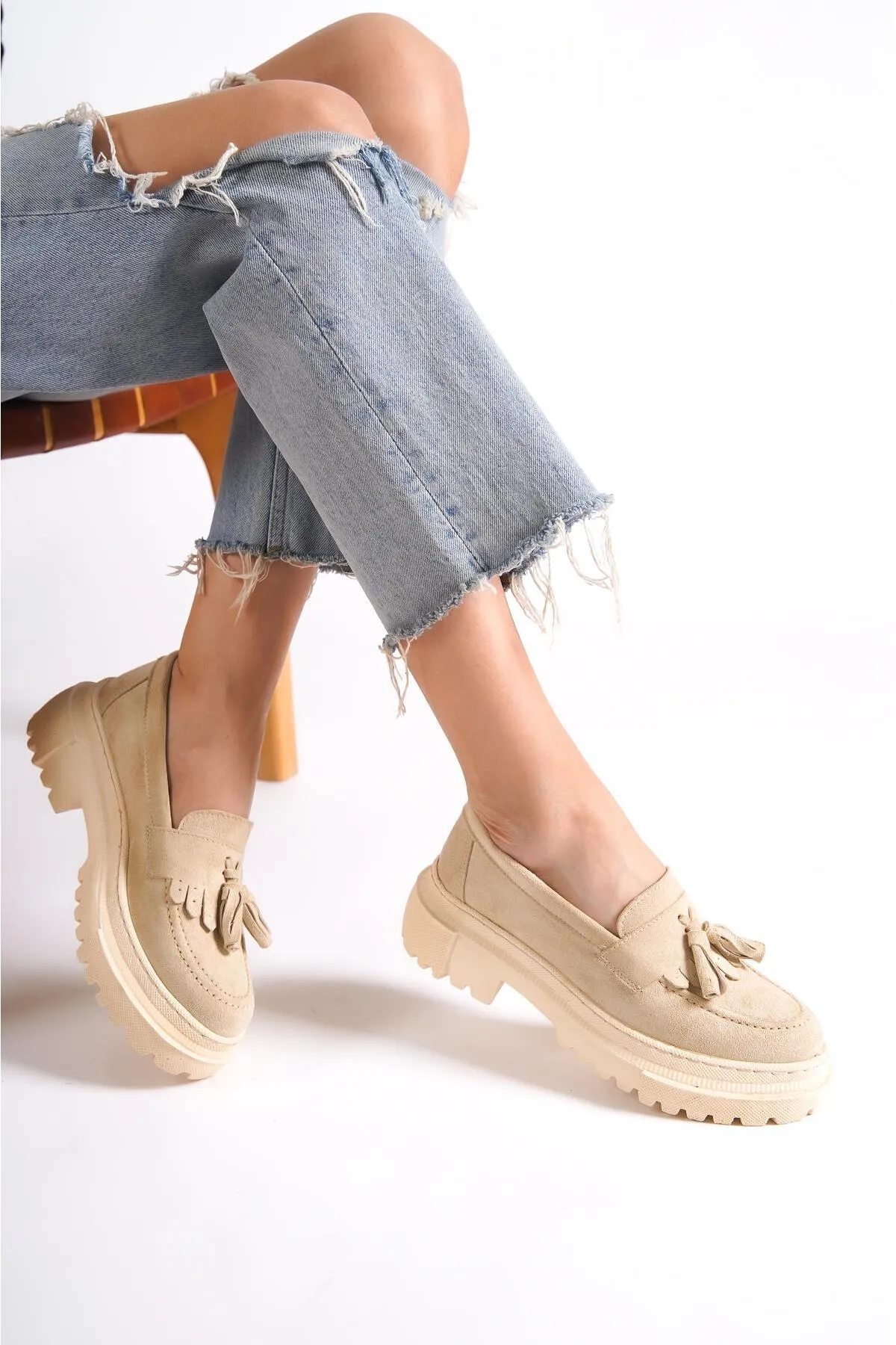 Capone Outfitters  Capone Damen-Loafer aus Wildleder mit ovaler Zehenpartie und Trak-Sohle in Beige