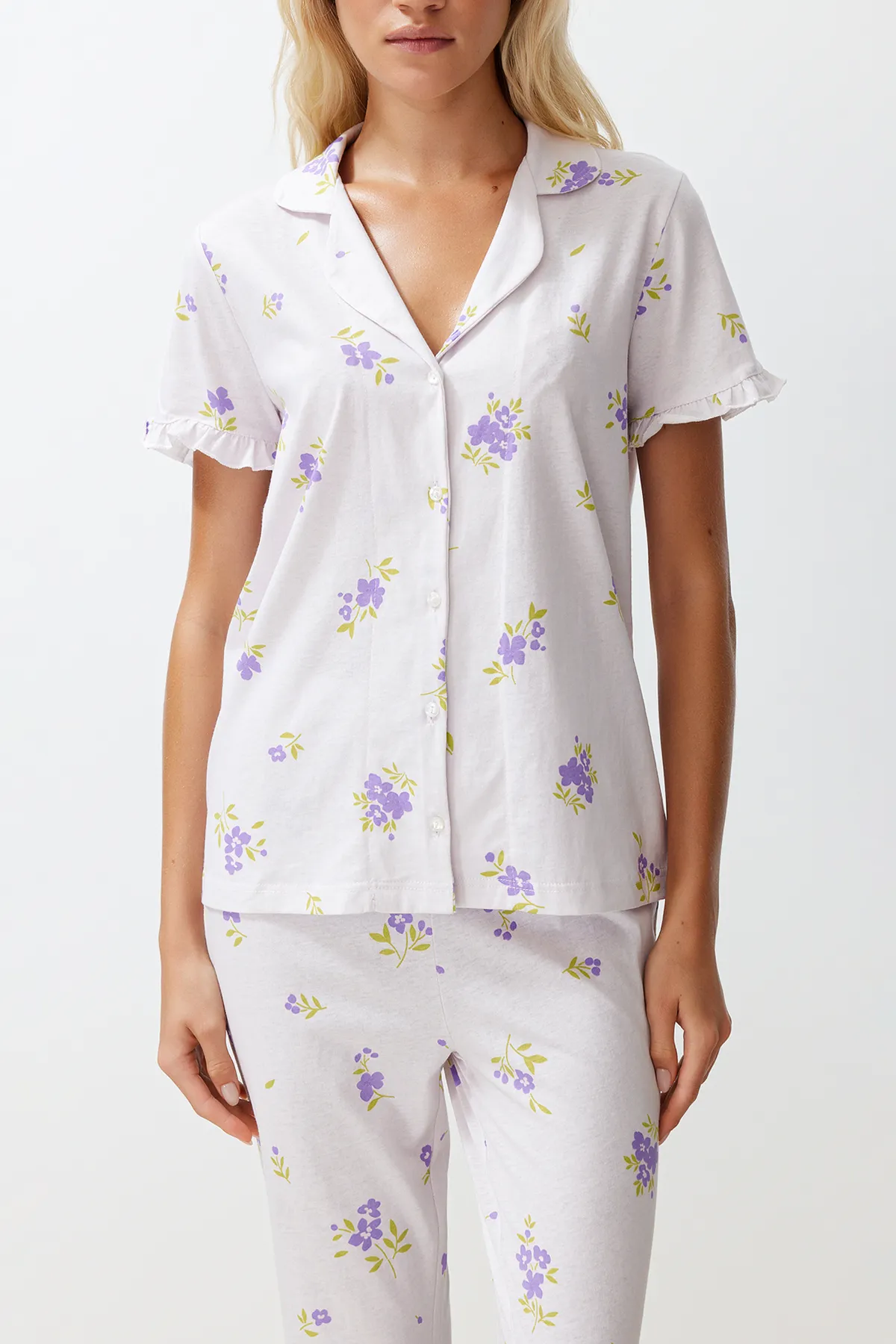 Trendyol Collection  Ecru-Multicolor-Strickpyjama-Set aus 100 % Baumwolle mit Blumenrüschen und detaillierten Details THMSS24PT00228