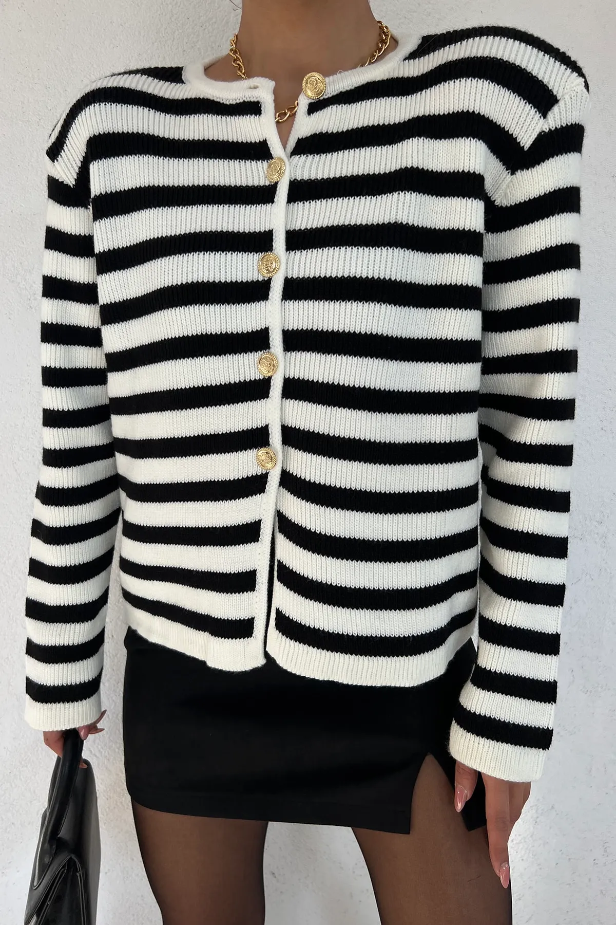 LE CARAMBOLE  Damen-Cardigan aus geripptem Strick mit Rundhalsausschnitt, weiß und schwarz gestreift