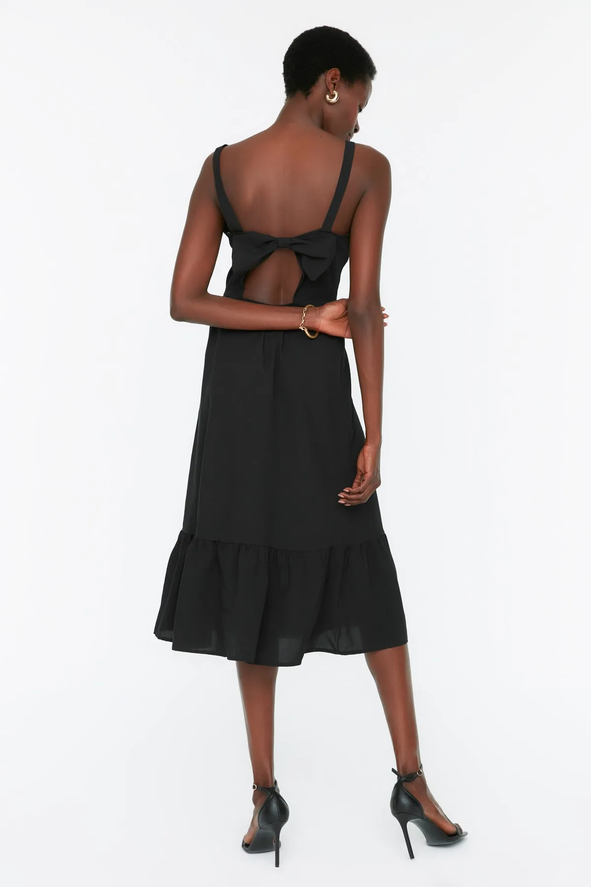 Trendyol Collection  Schwarzes Midi-Webkleid mit Taille und Rückendetail TWOSS22EL00266