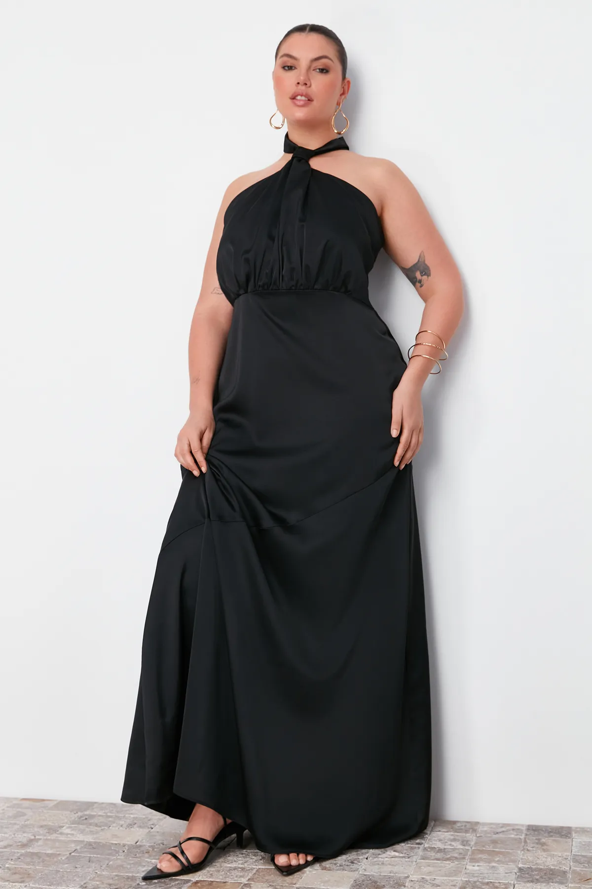 Trendyol Curve  Schwarzes Neckholder-Maxikleid aus Satin TBBSS24AH00150