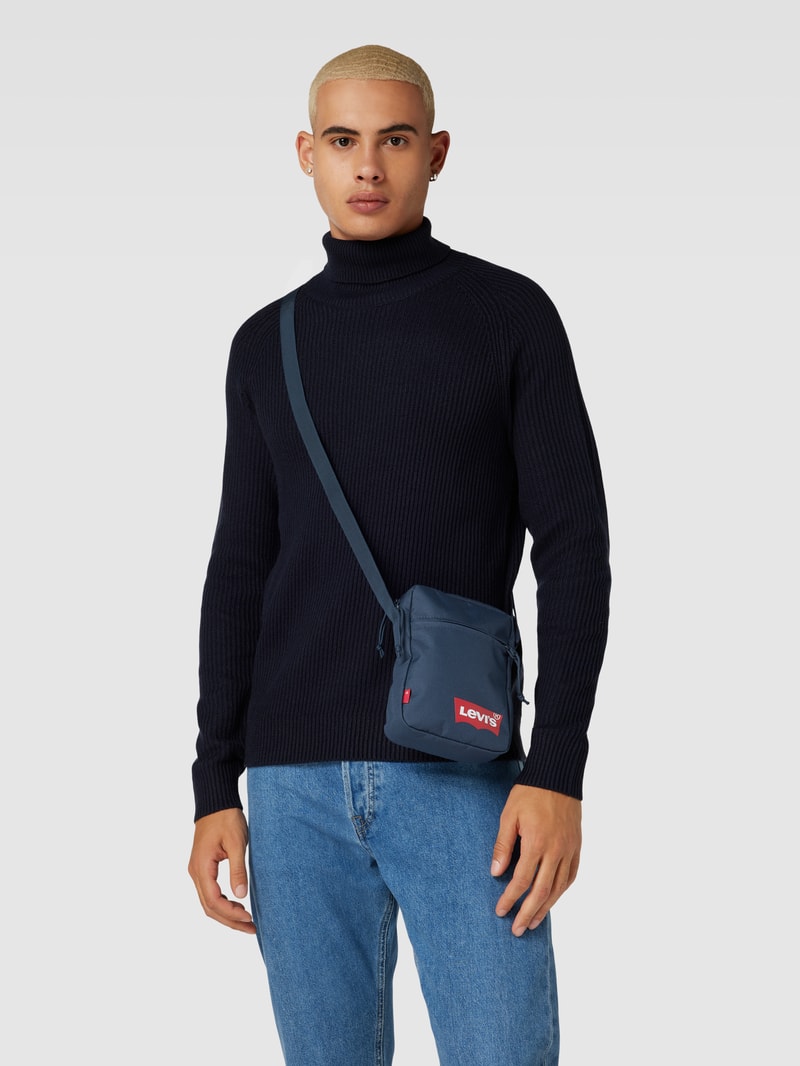 Umhängetasche mit Label-Print in marineblau
