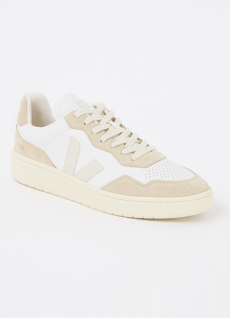 Scopri la sneaker V-90 in pelle con dettagli in camoscio.